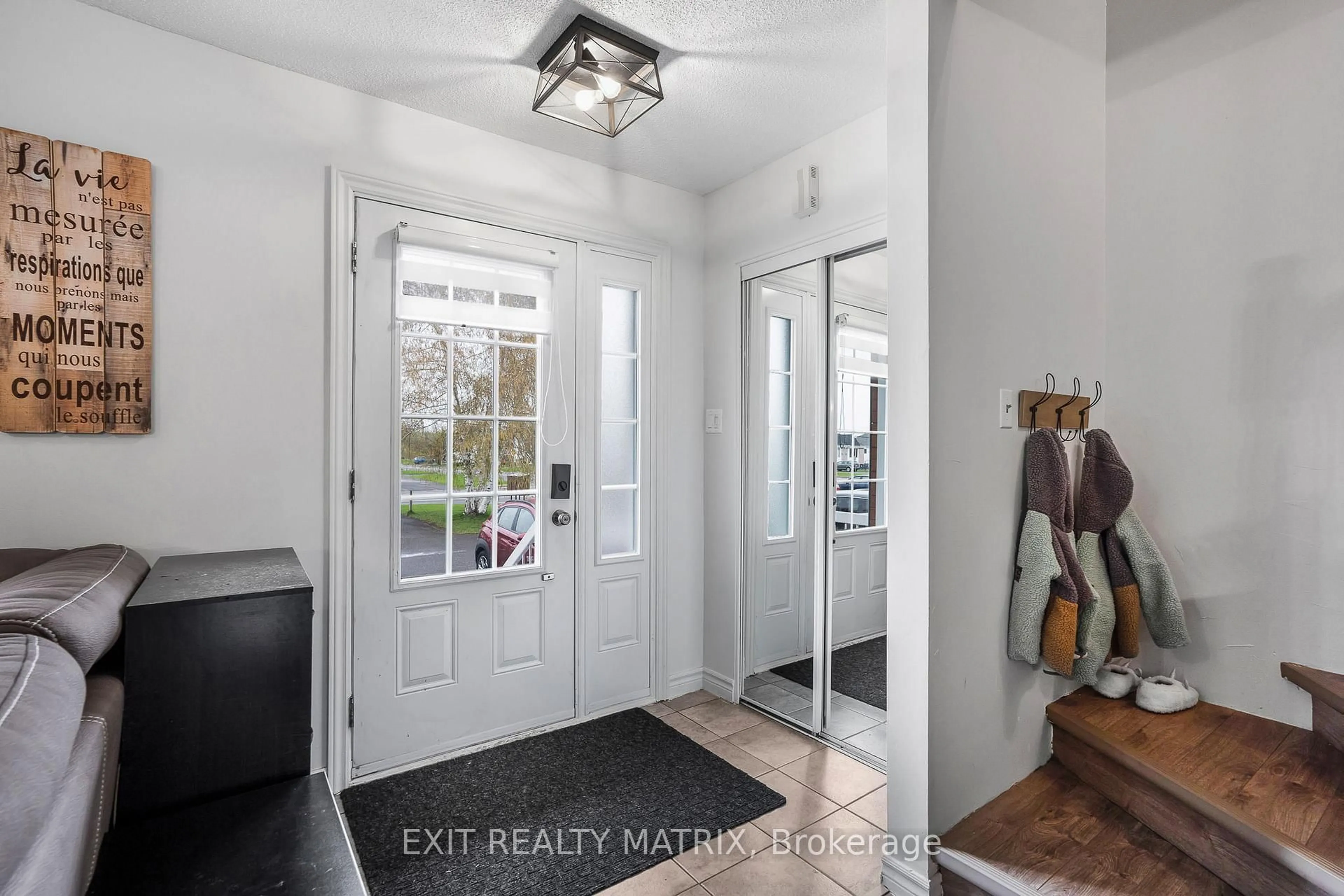 Indoor entryway for 732 Nelson St, Hawkesbury Ontario K6A 3P2