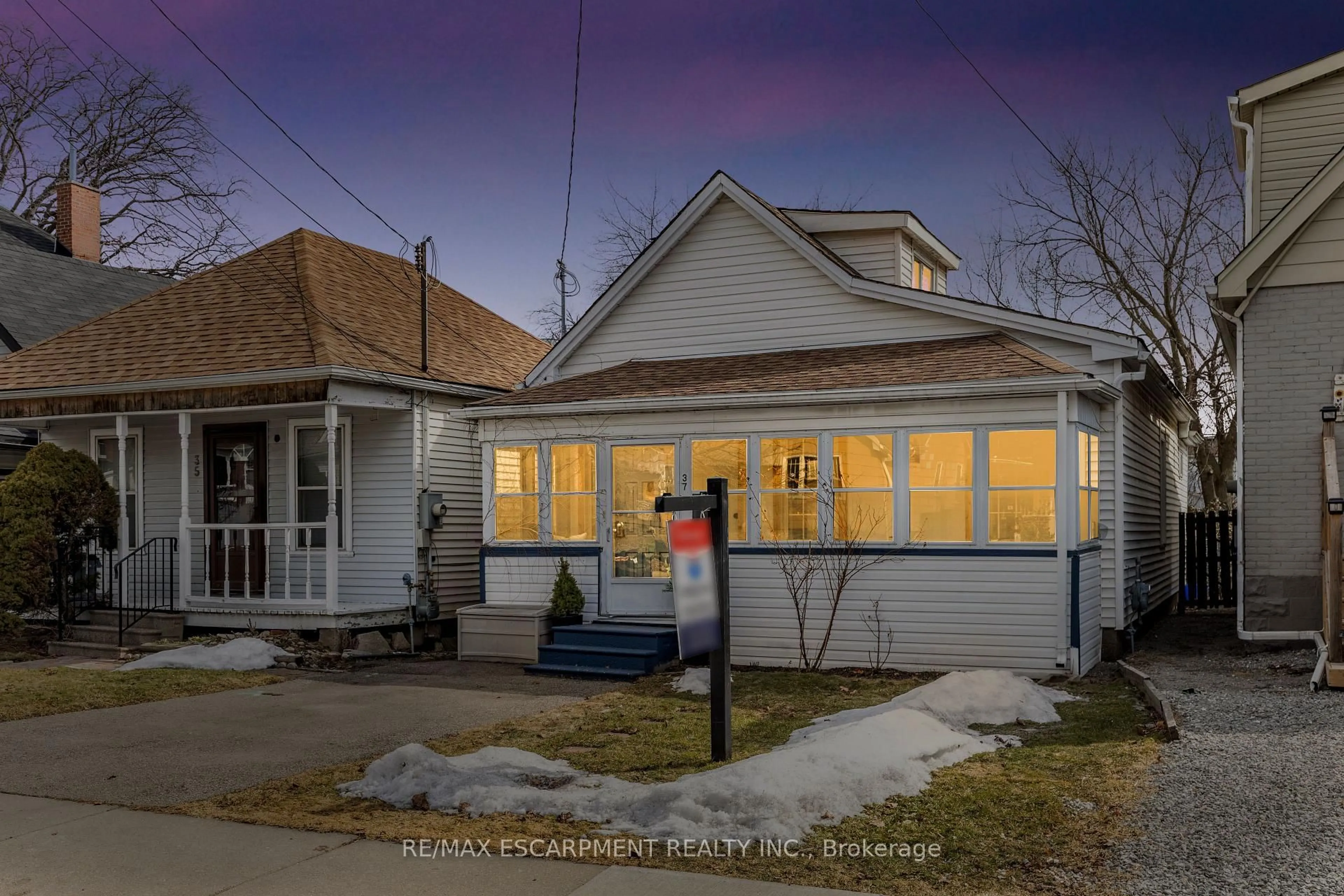 Unknown for 37 East 23rd St, Hamilton Ontario L8V 2W5