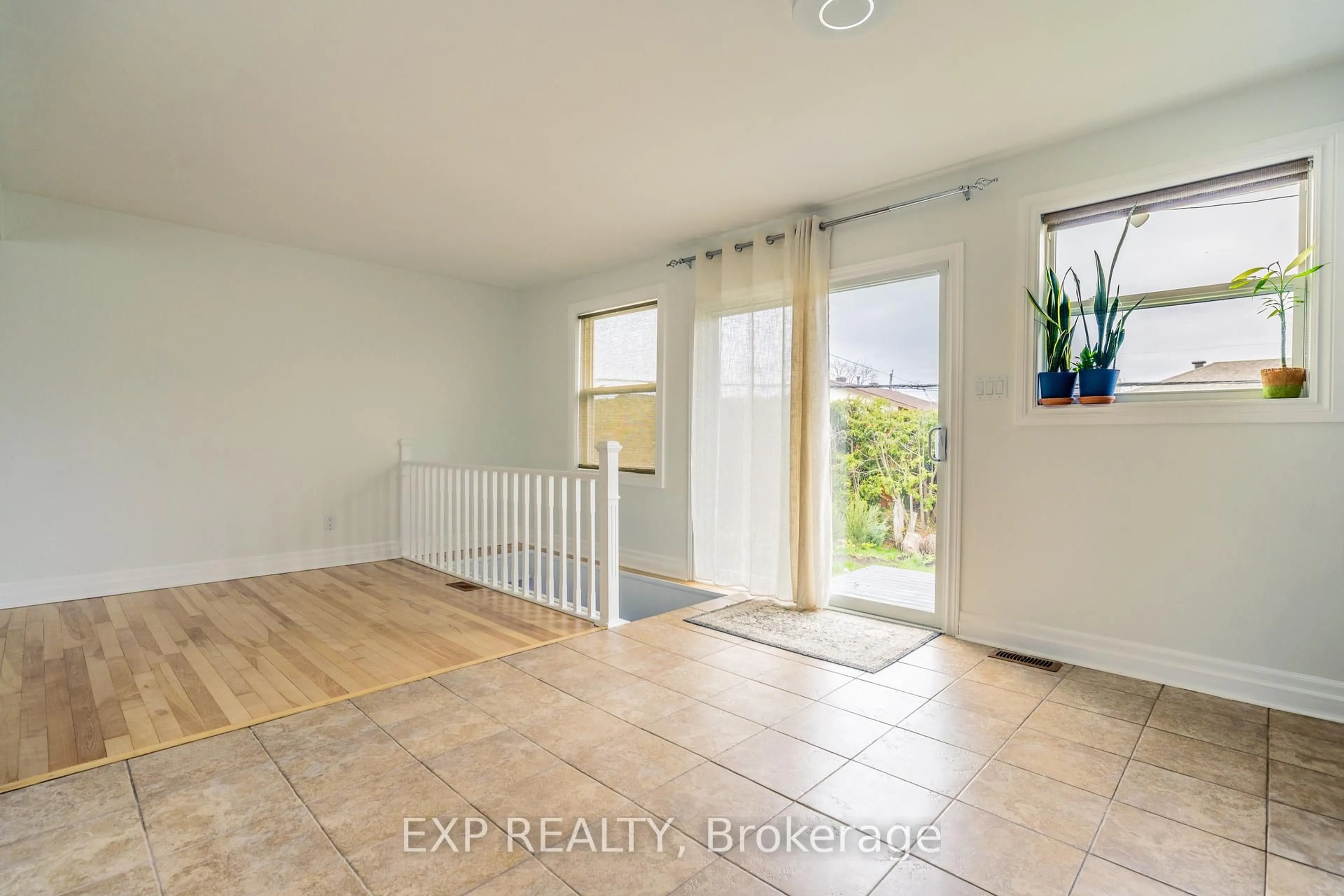 Indoor entryway for 1954 Rosebella Ave, Ottawa Ontario K1T 1G7