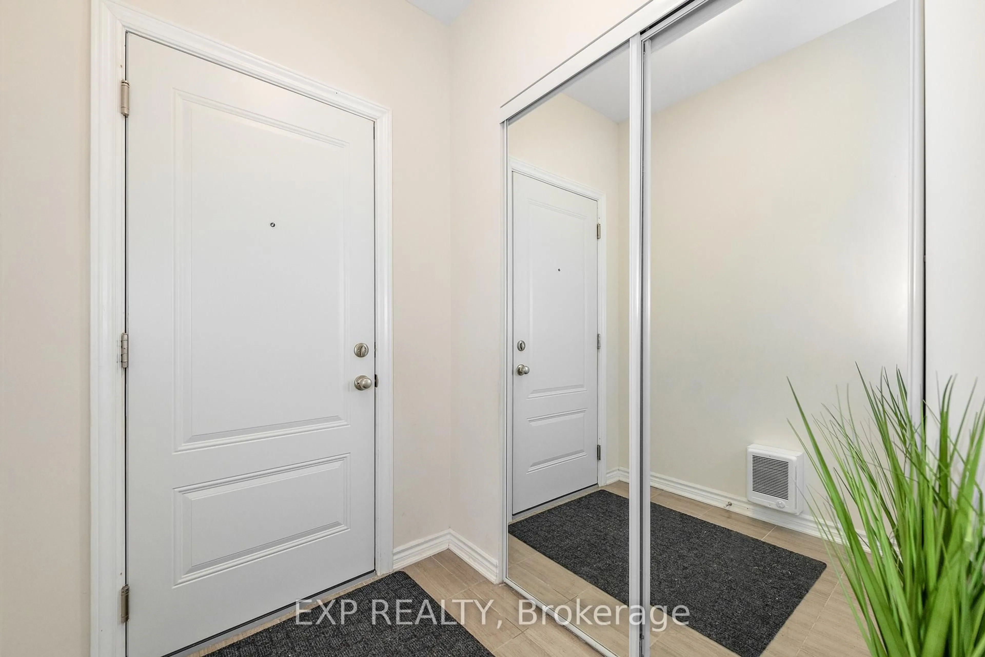 Indoor entryway for 723 Rouncey Rd, Ottawa Ontario K2V 0S2