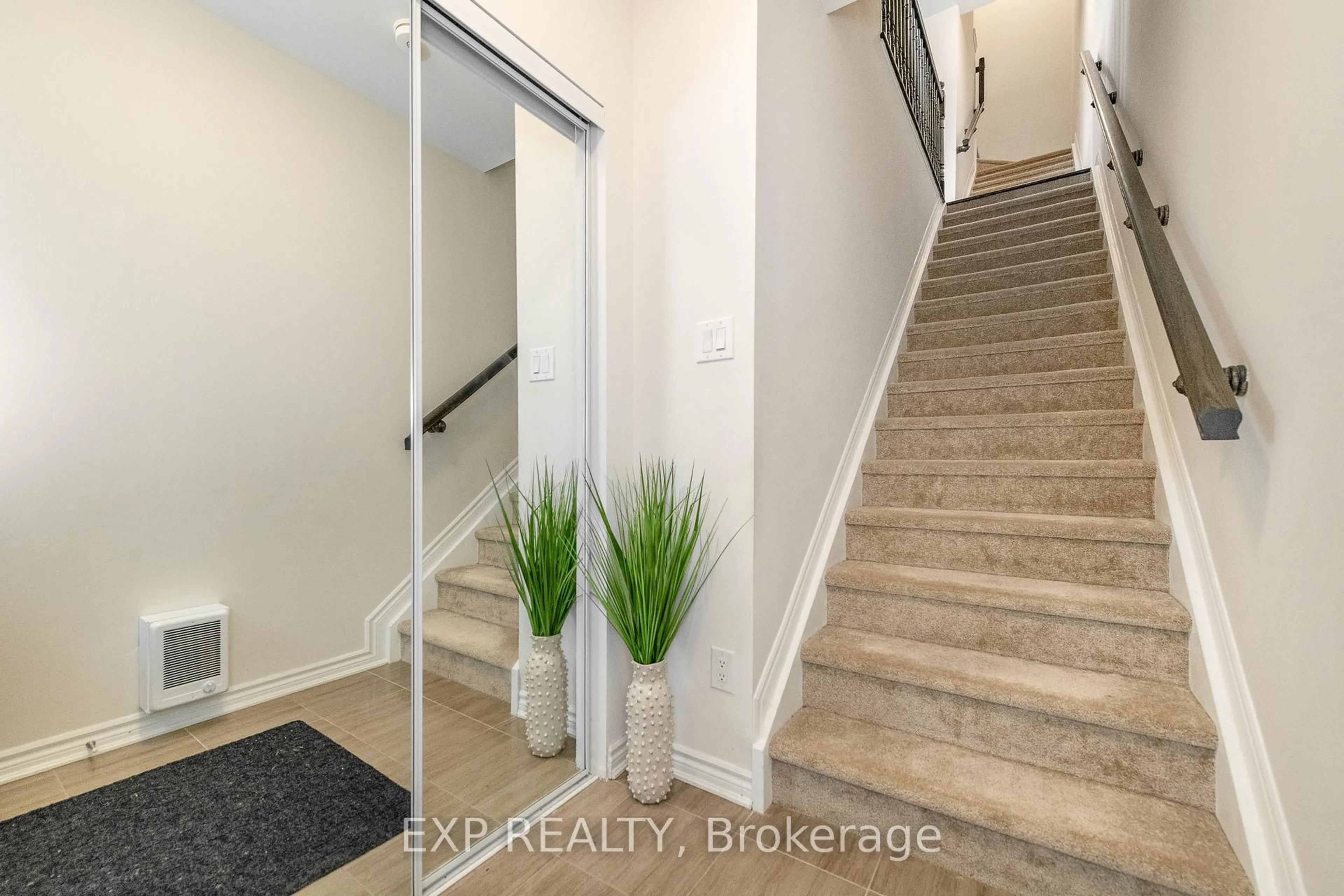 Indoor entryway for 723 Rouncey Rd, Ottawa Ontario K2V 0S2