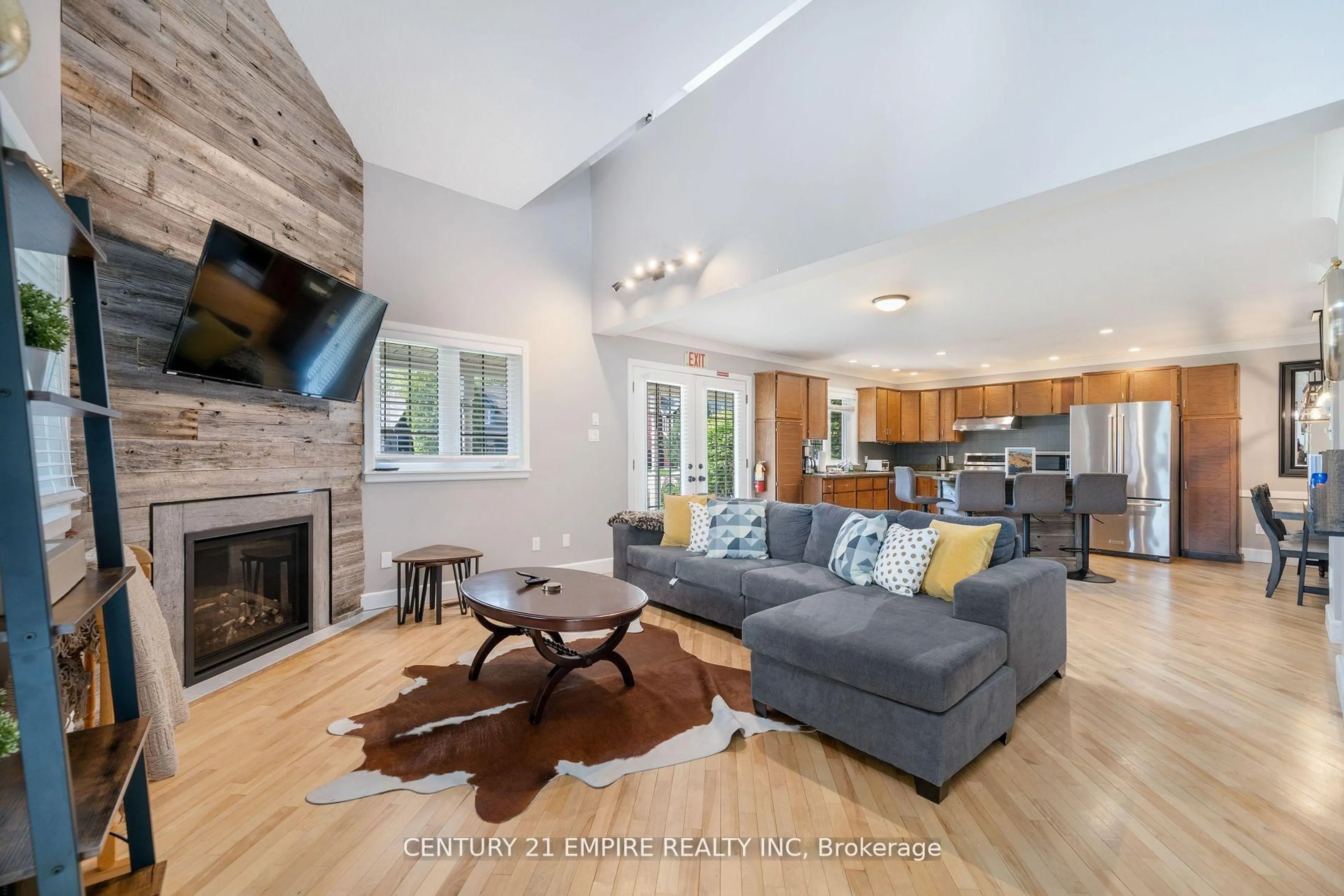 Living room with furniture, unknown for 102 Liisa's Lane, Blue Mountains Ontario L9Y 0M3