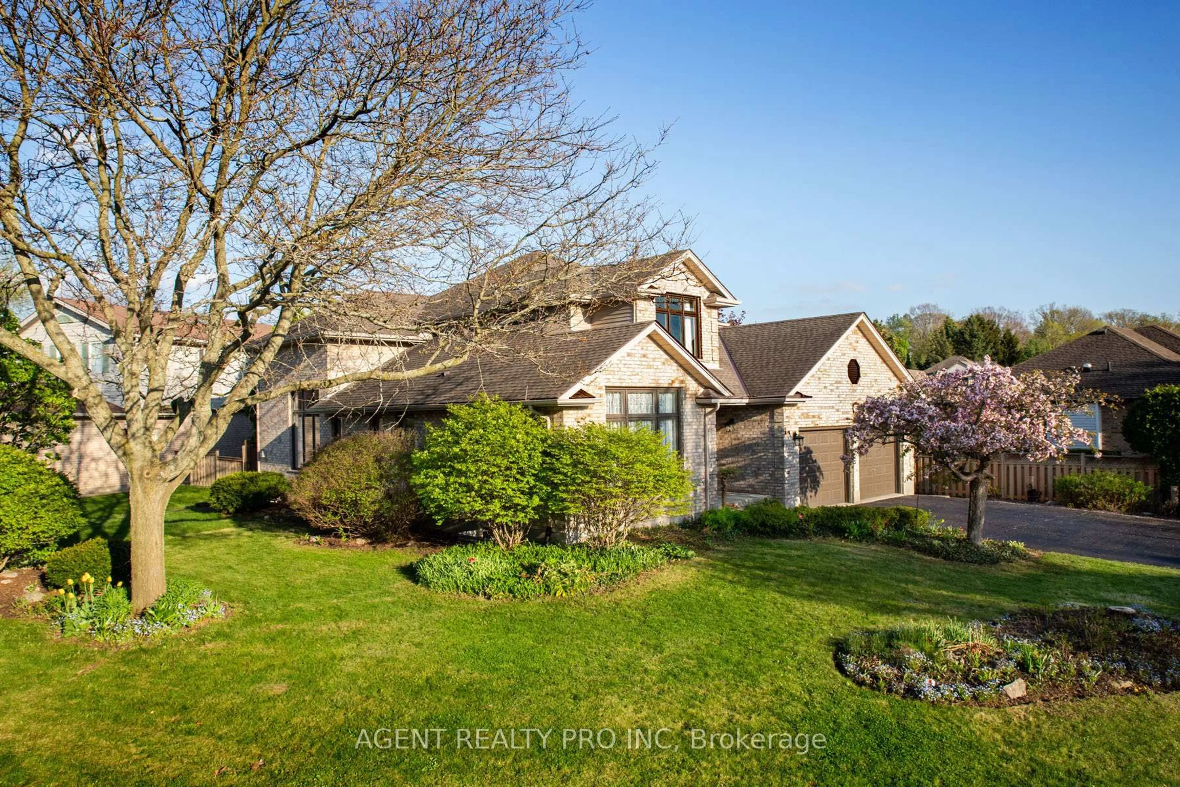 A pic from outside/outdoor area/front of a property/back of a property/a pic from drone, water/lake/river/ocean view for 55 Moraine Cres, London North Ontario N6G 4Z1