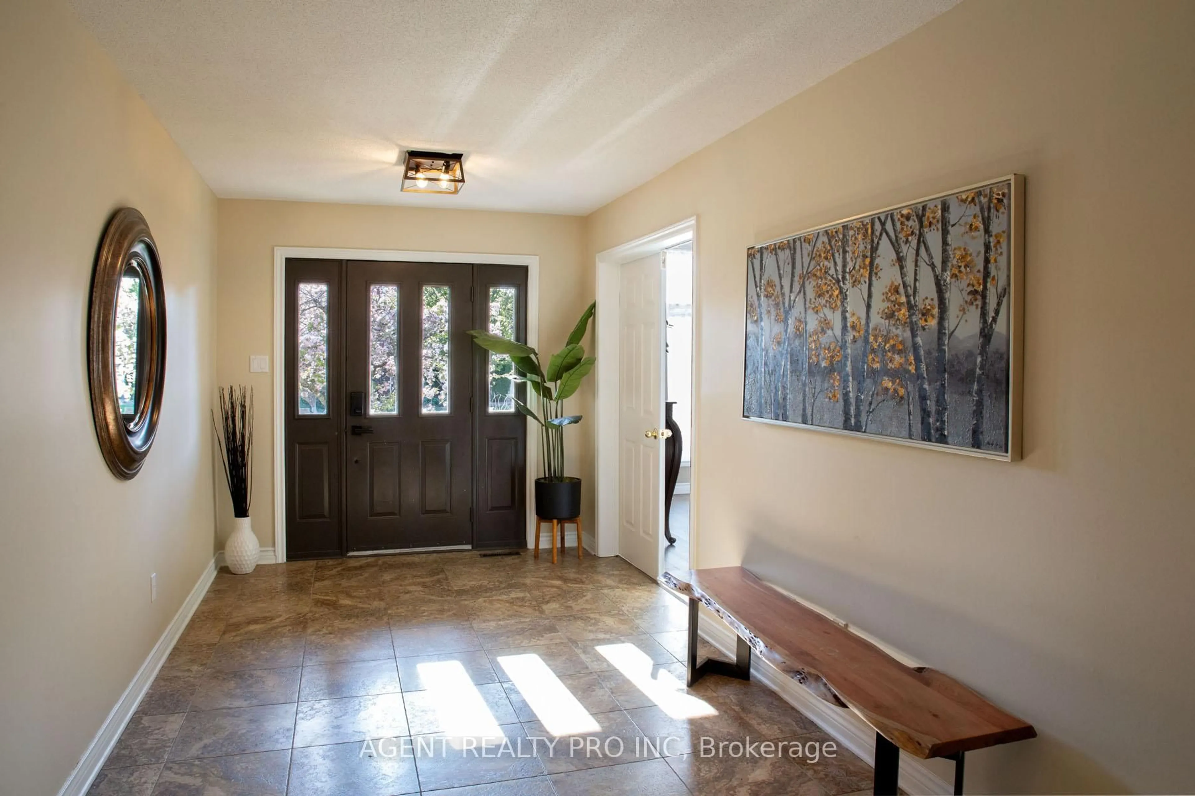 Indoor entryway for 55 Moraine Cres, London North Ontario N6G 4Z1