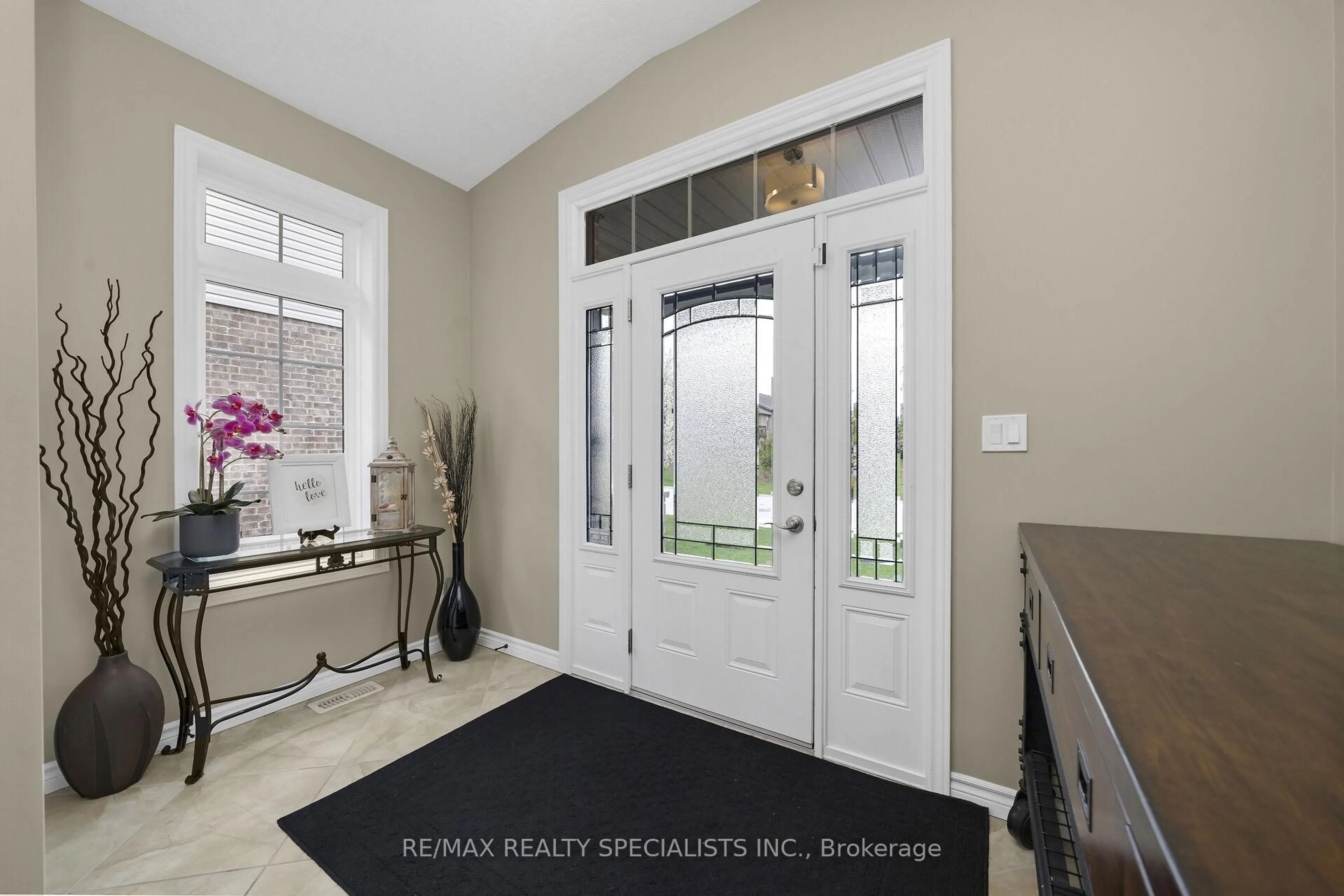 Indoor entryway for 228 SAMMON Dr, Guelph/Eramosa Ontario N0B 2K0