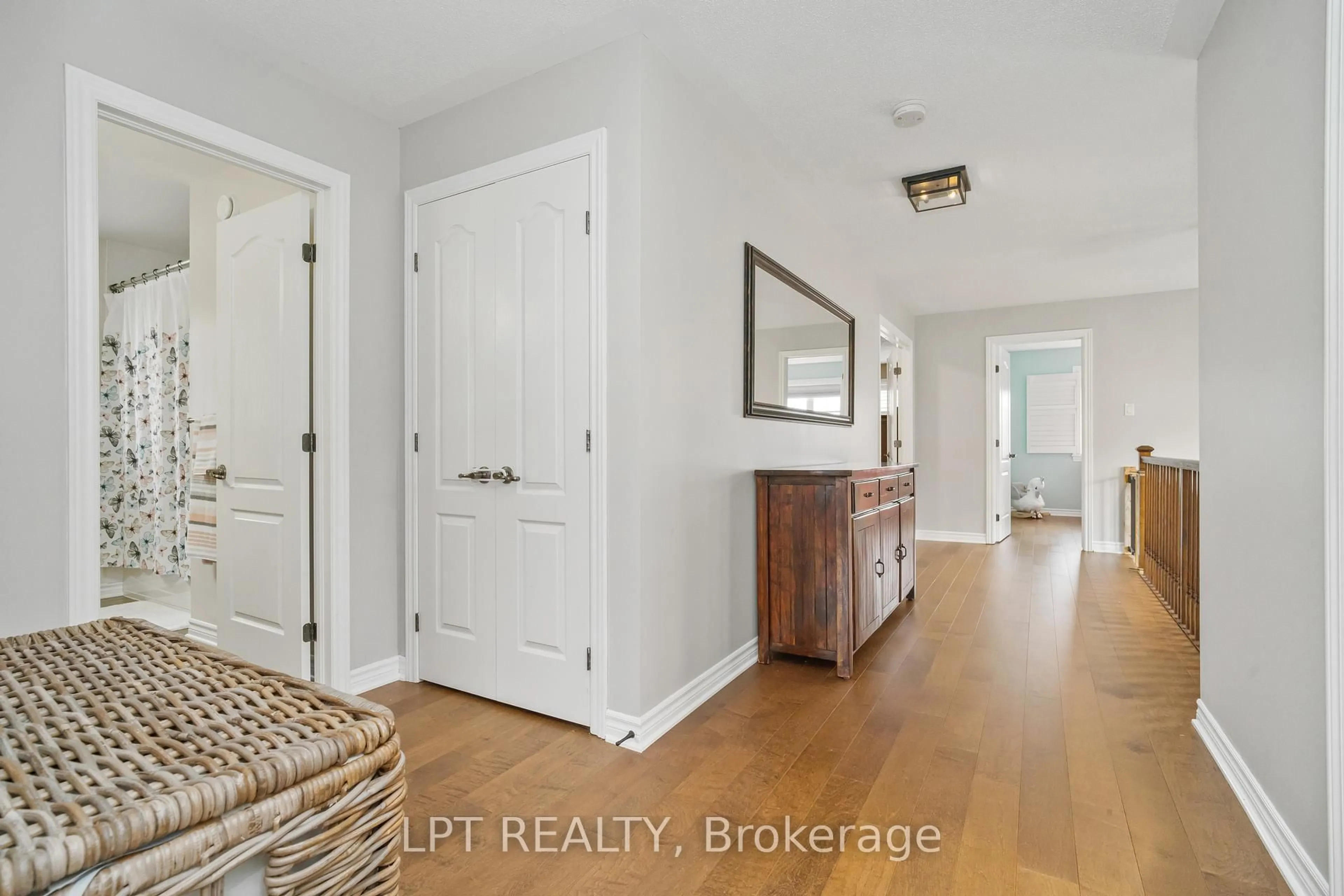 Indoor entryway for 140 Montargis Circ, Ottawa Ontario K4A 0M5