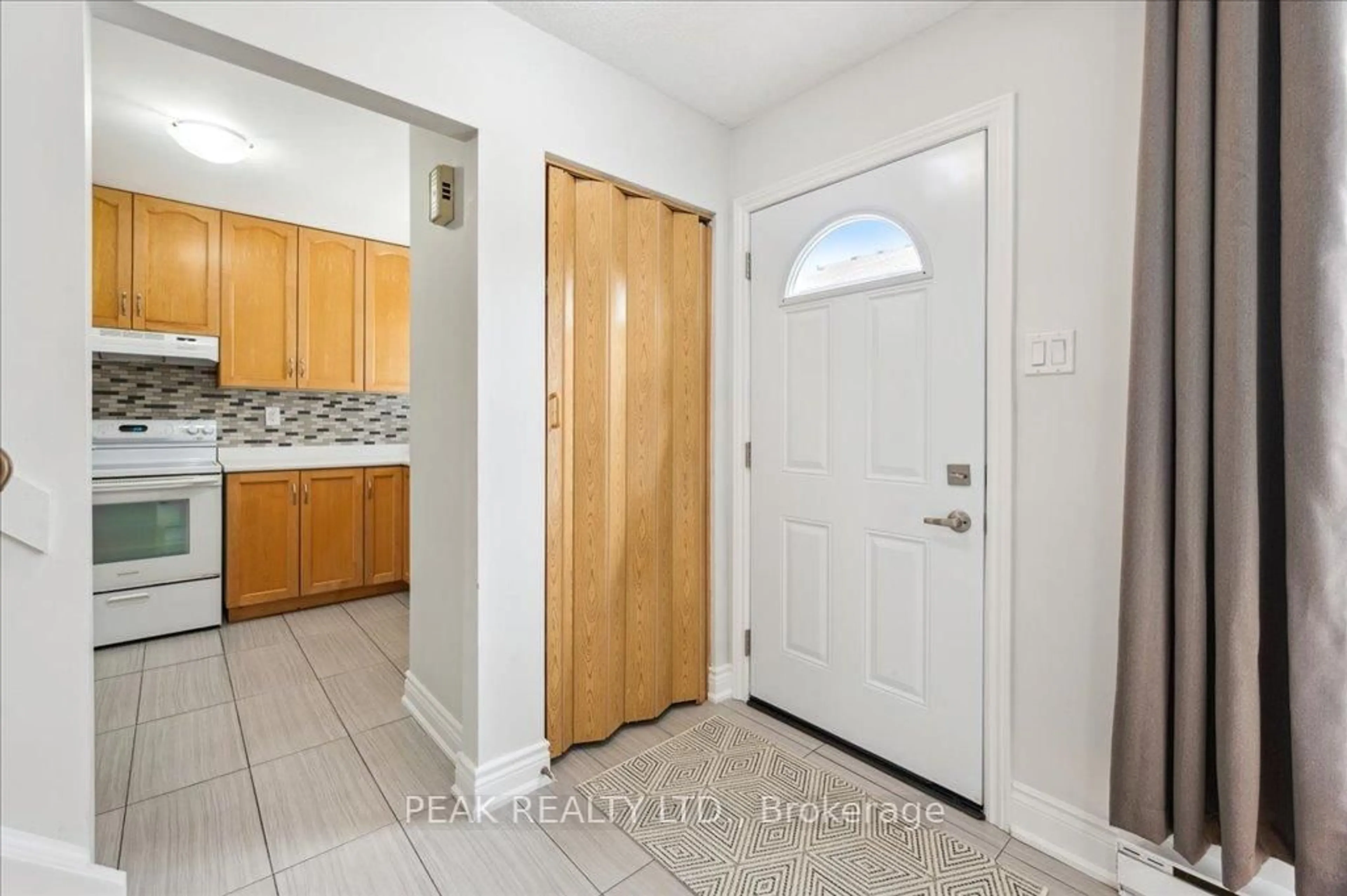 Indoor entryway for 453 Albert St #13, Waterloo Ontario N2L 5A7