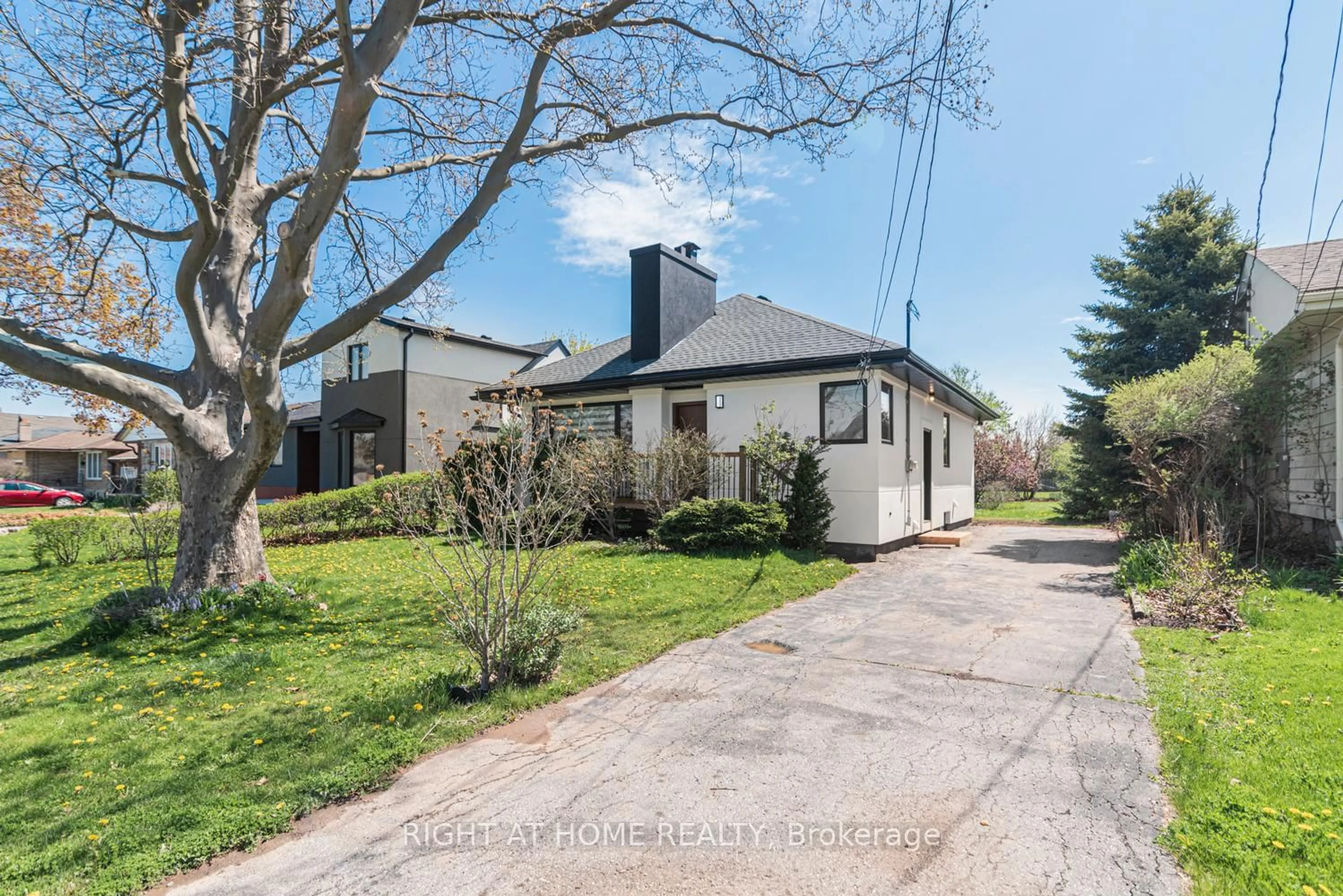 A pic from outside/outdoor area/front of a property/back of a property/a pic from drone, street for 10 Norwich Rd, Hamilton Ontario L8E 1Z6