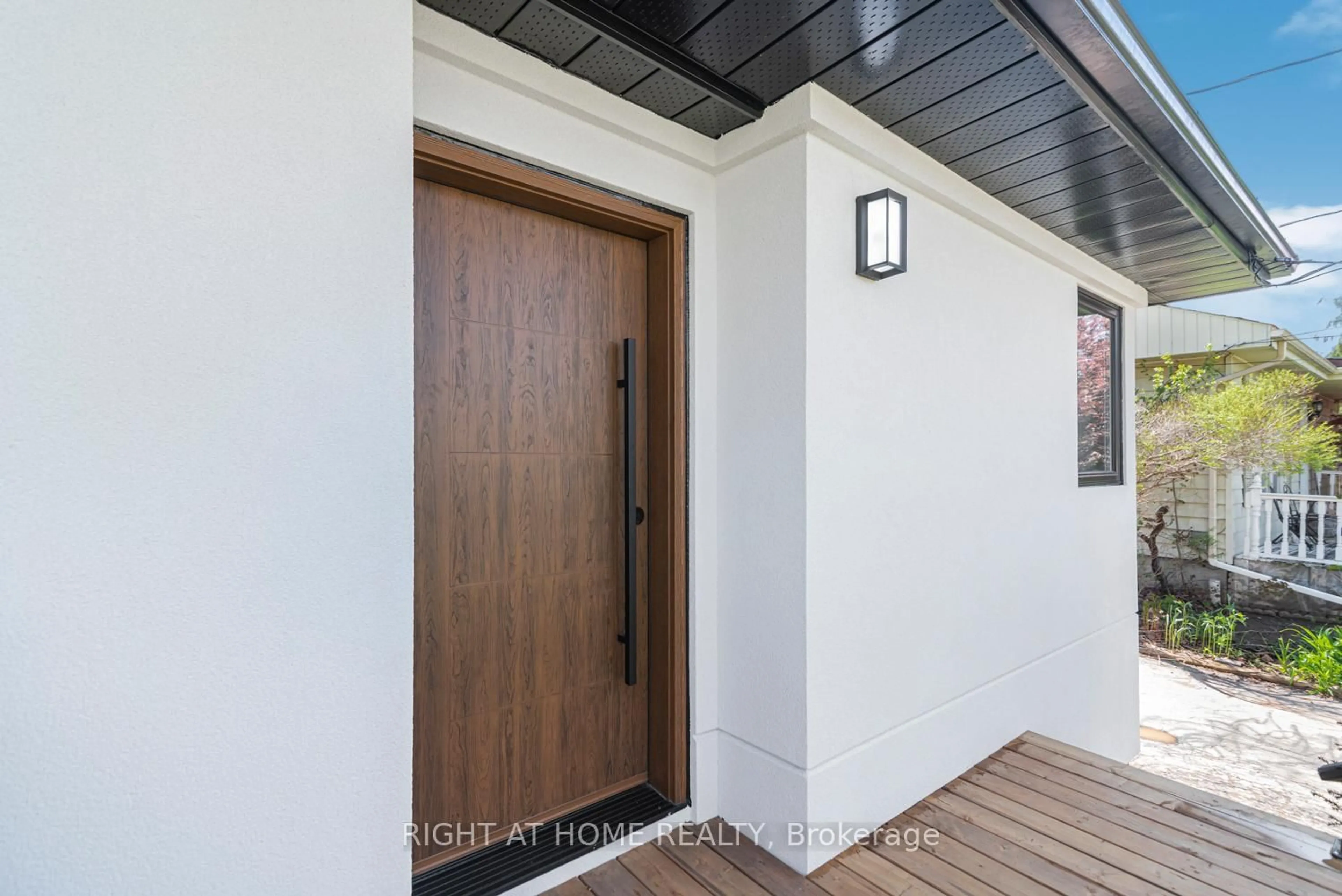 Indoor entryway for 10 Norwich Rd, Hamilton Ontario L8E 1Z6