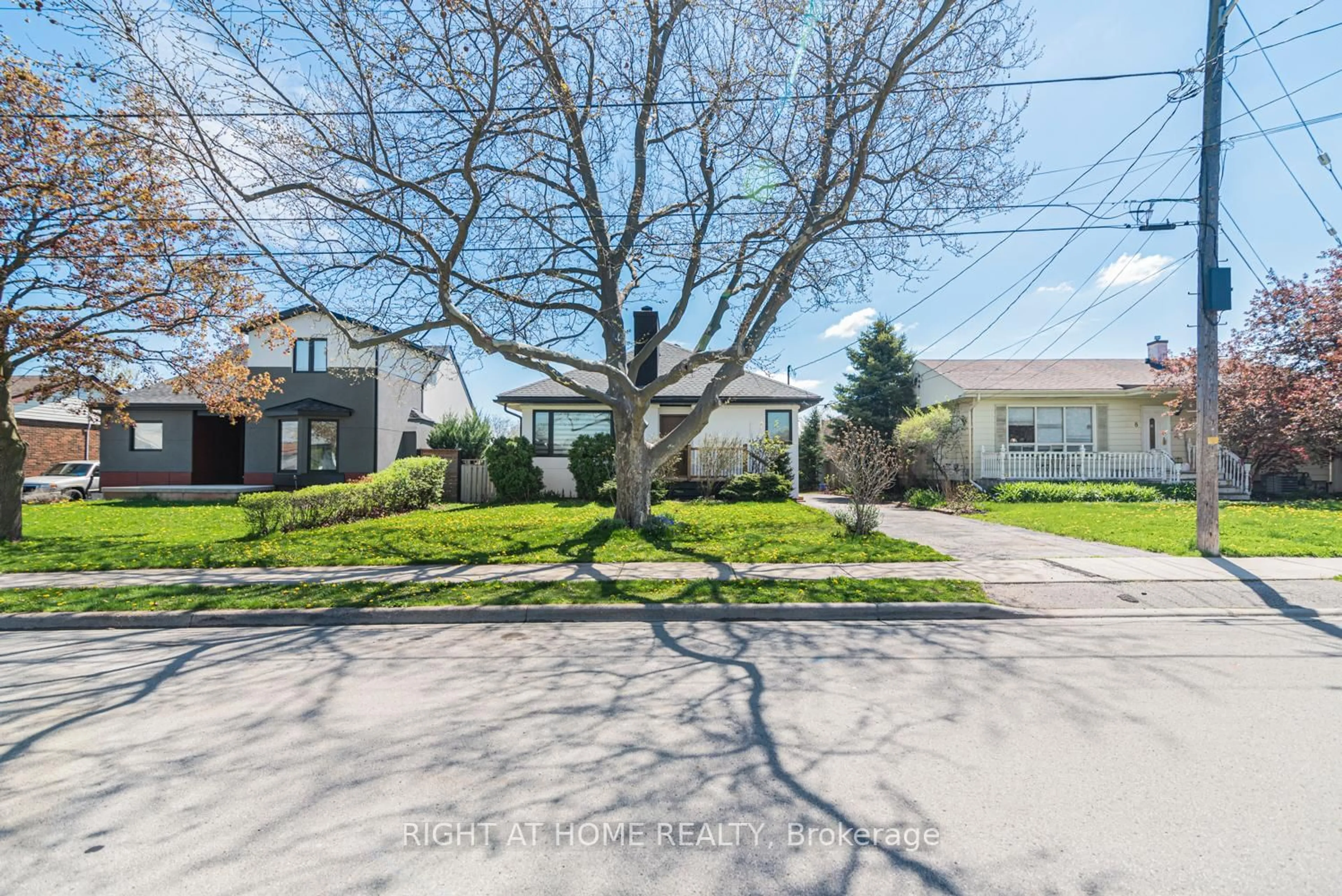 A pic from outside/outdoor area/front of a property/back of a property/a pic from drone, street for 10 Norwich Rd, Hamilton Ontario L8E 1Z6