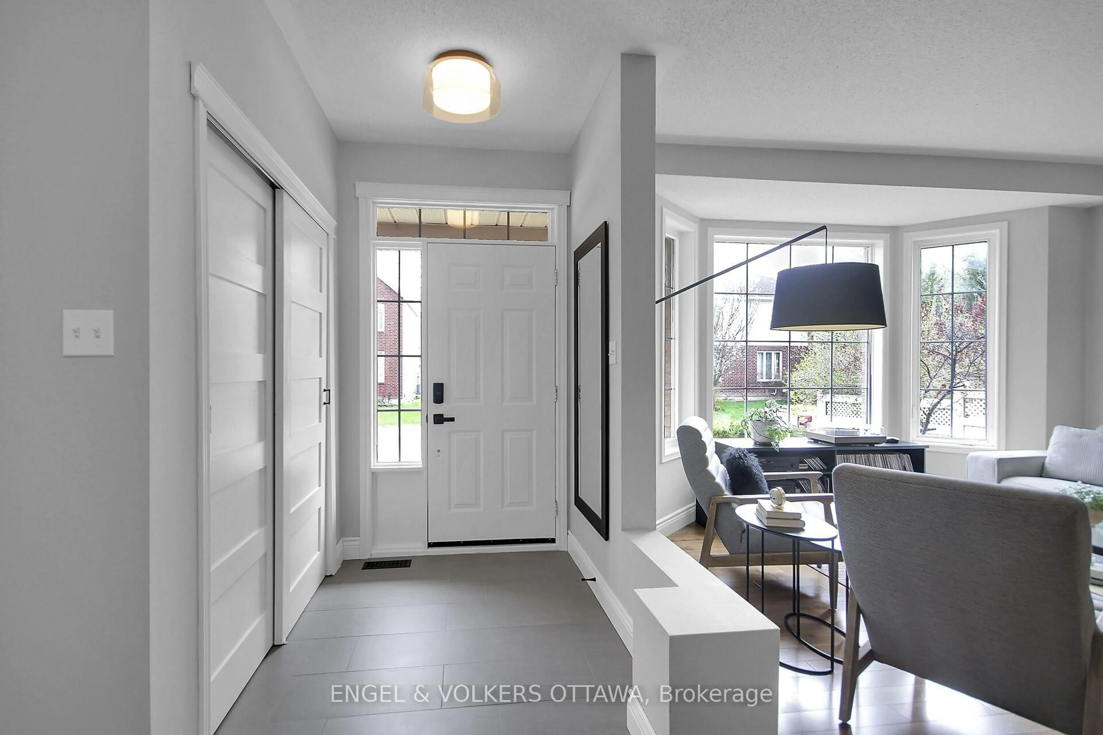 Indoor entryway for 4 Greatwood Cres, Barrhaven Ontario K2G 6S5