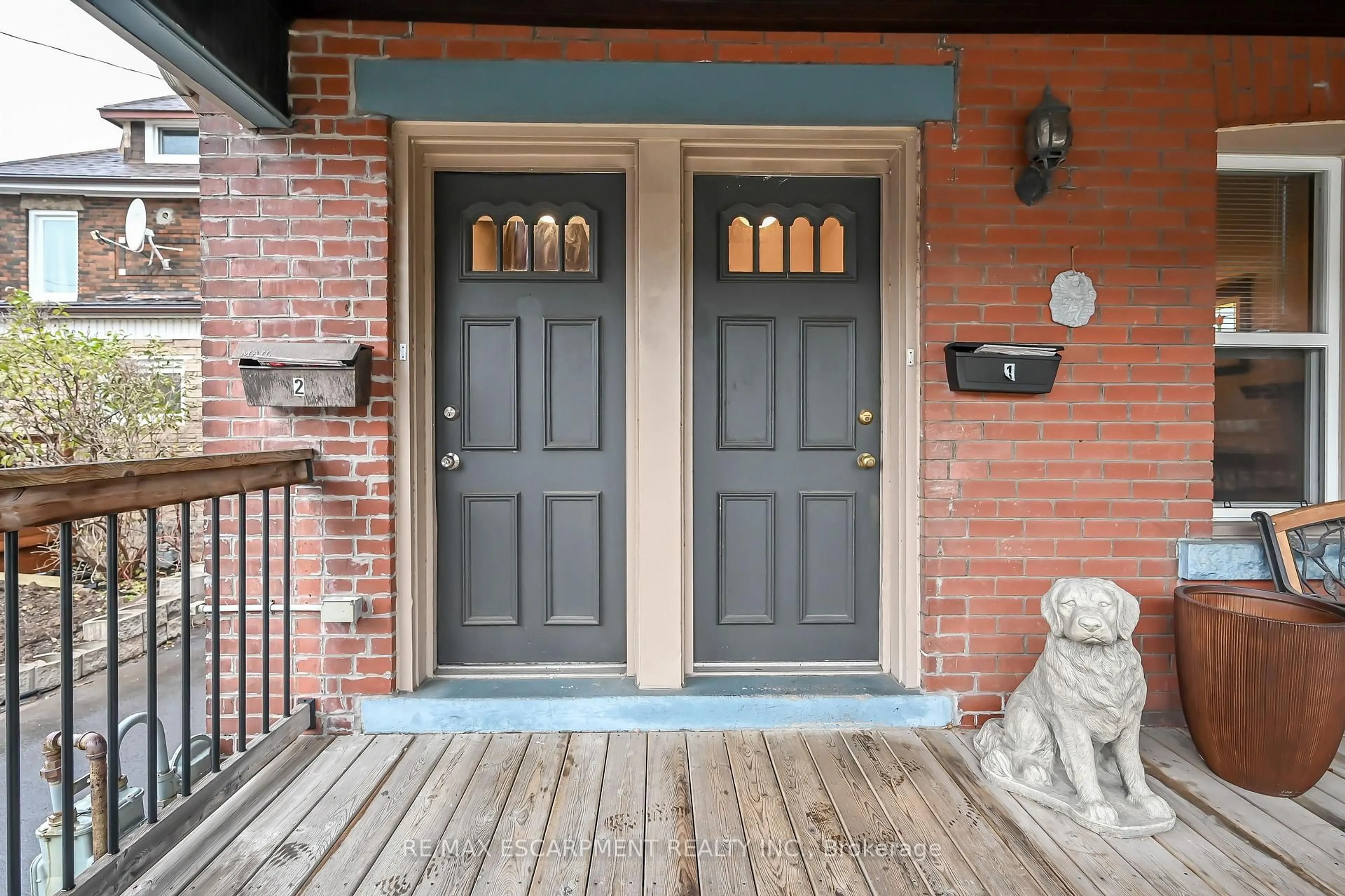 Indoor entryway for 1597 King St, Hamilton Ontario L8K 1T5