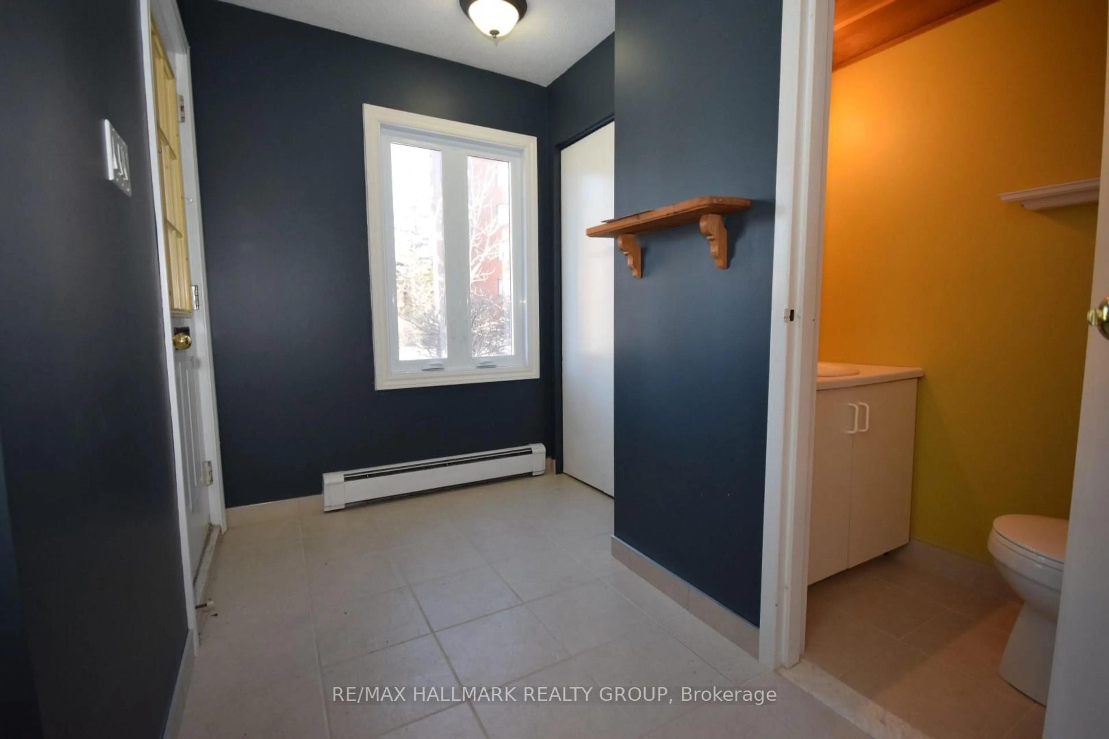 Indoor entryway for 214 Alvin Rd, Ottawa Ontario K1K 2V1