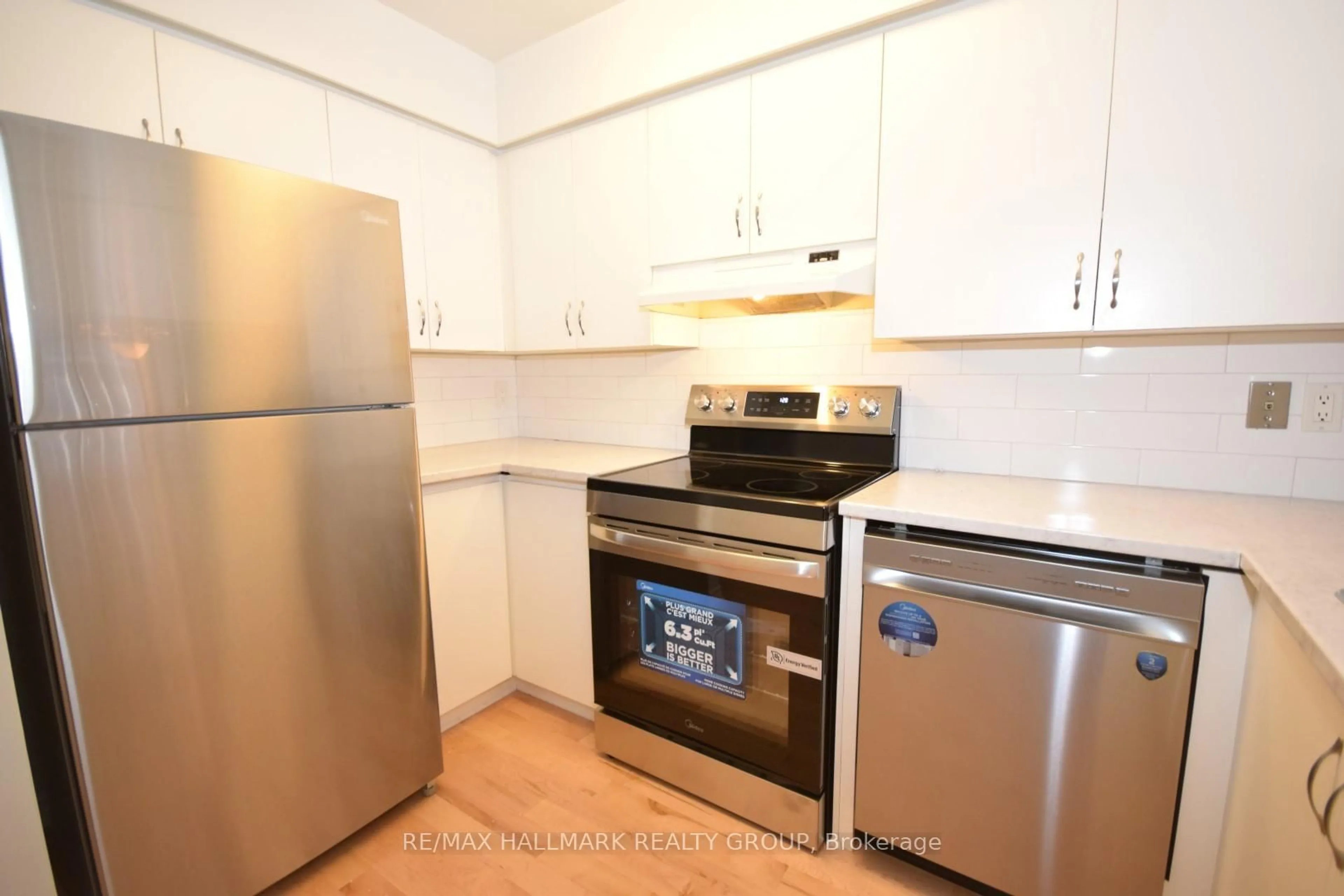 Standard kitchen, unknown for 214 Alvin Rd, Ottawa Ontario K1K 2V1