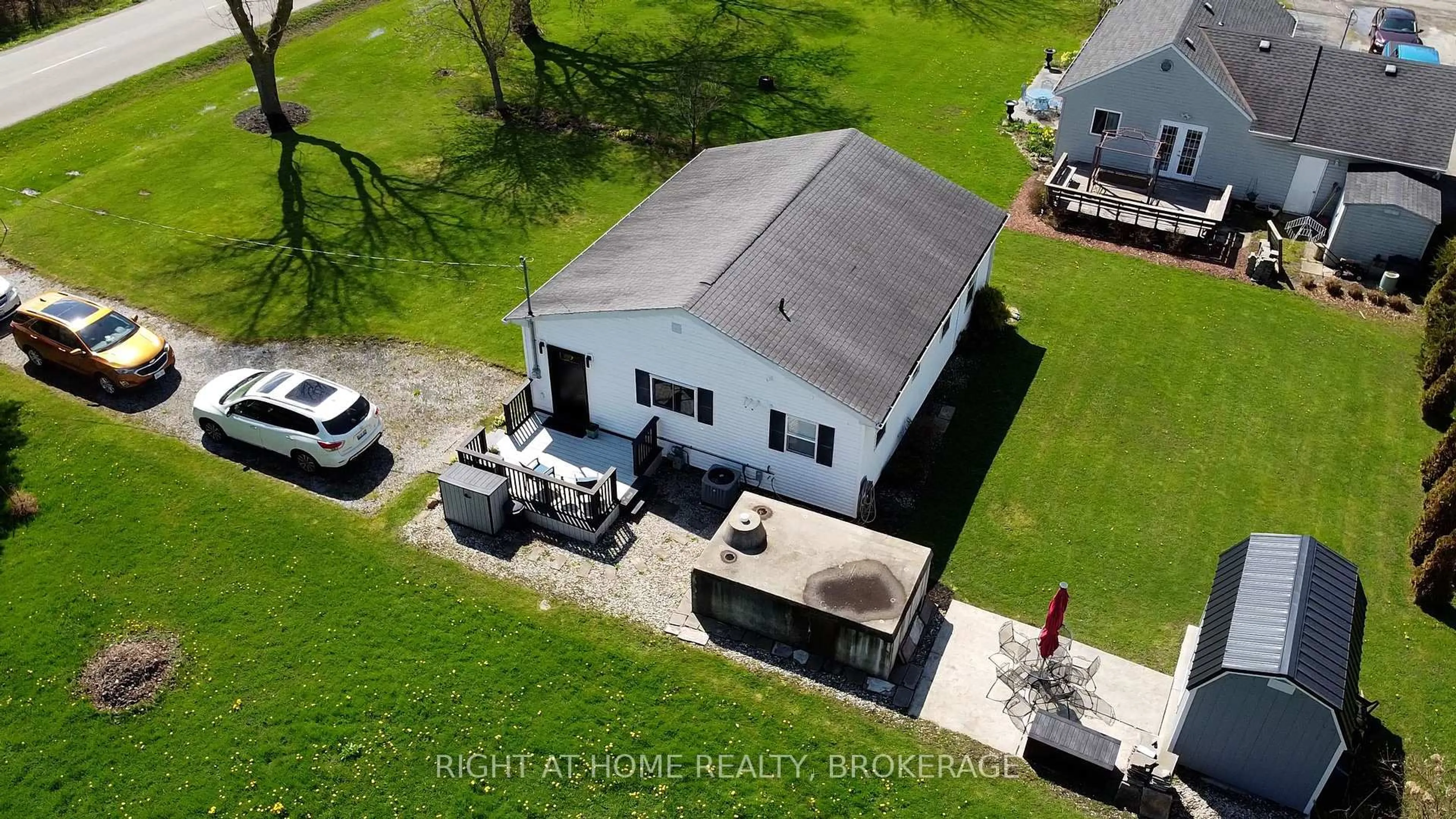 A pic from outside/outdoor area/front of a property/back of a property/a pic from drone, building for 592 Cedar Bay Rd, Port Colborne Ontario L3K 5V3
