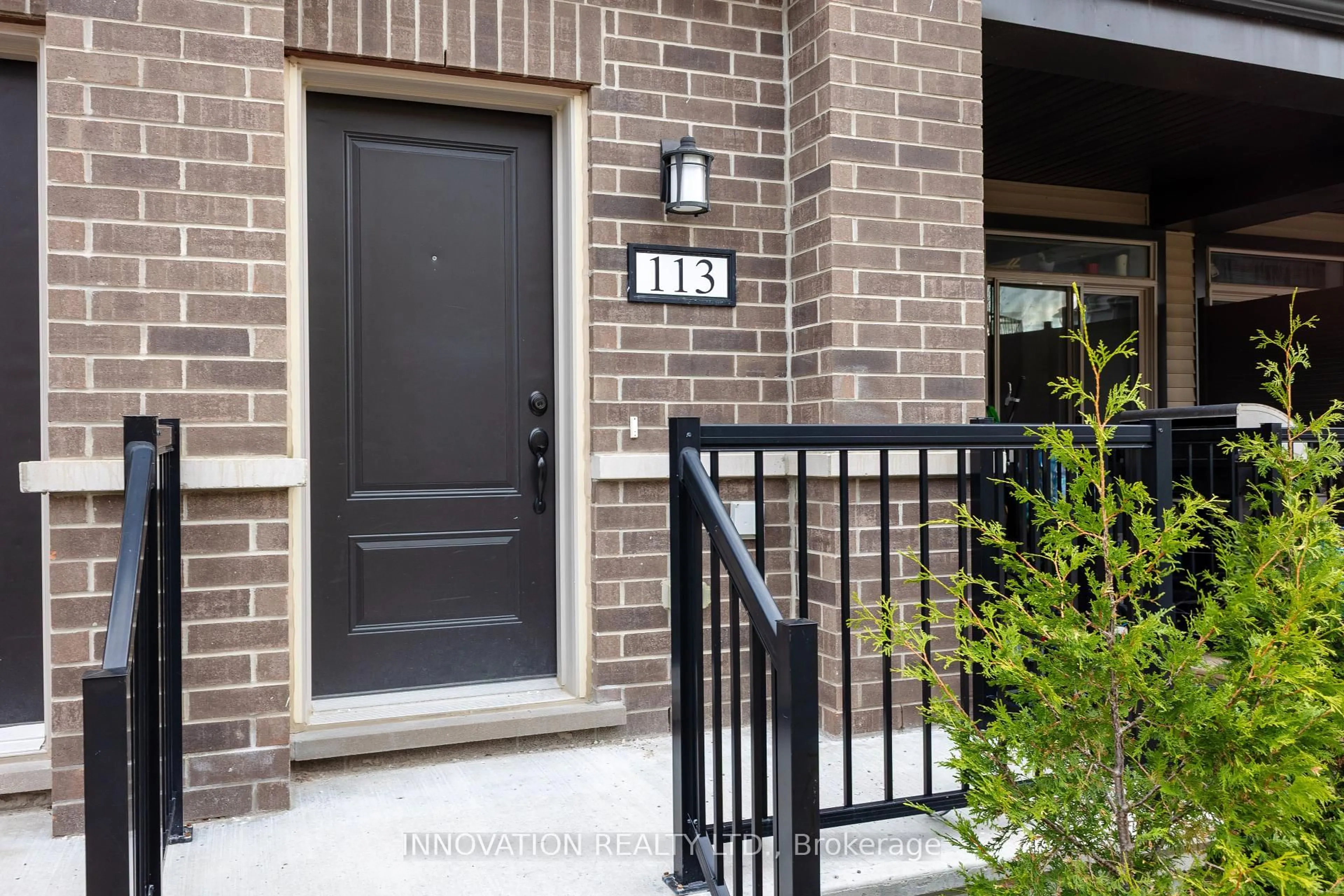Indoor entryway for 113 Pilot Private, Ottawa Ontario K2V 0S4
