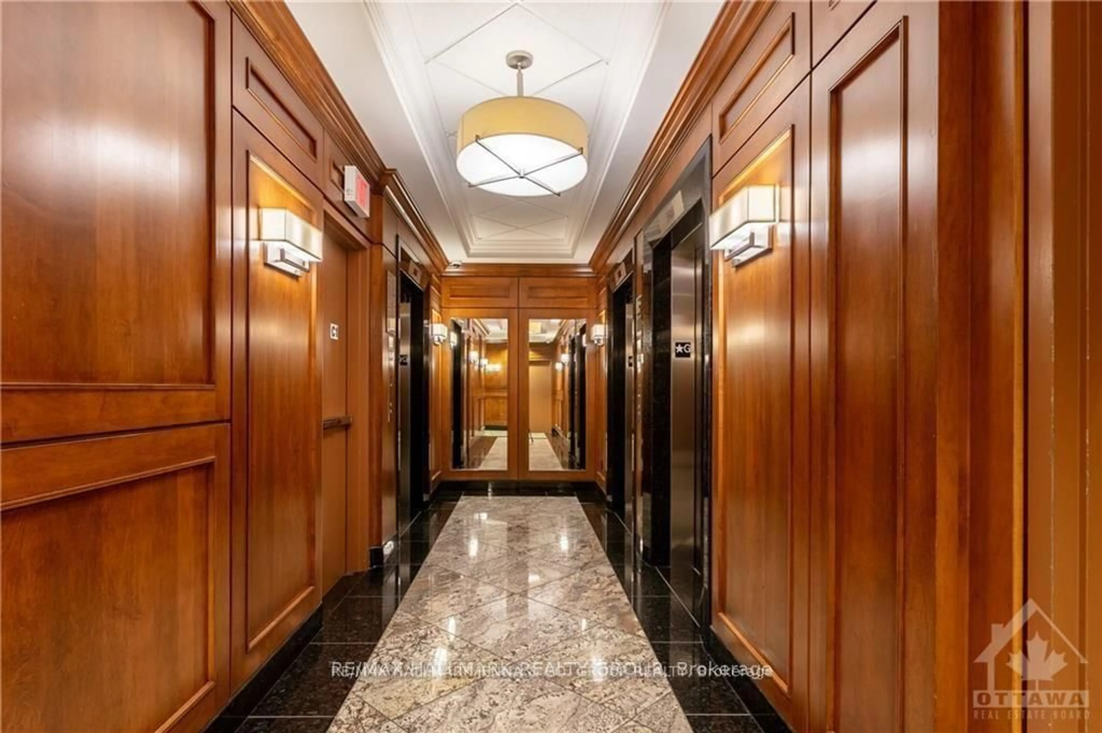 Indoor foyer for 195 Besserer St #1306, Ottawa Ontario K1N 0B6