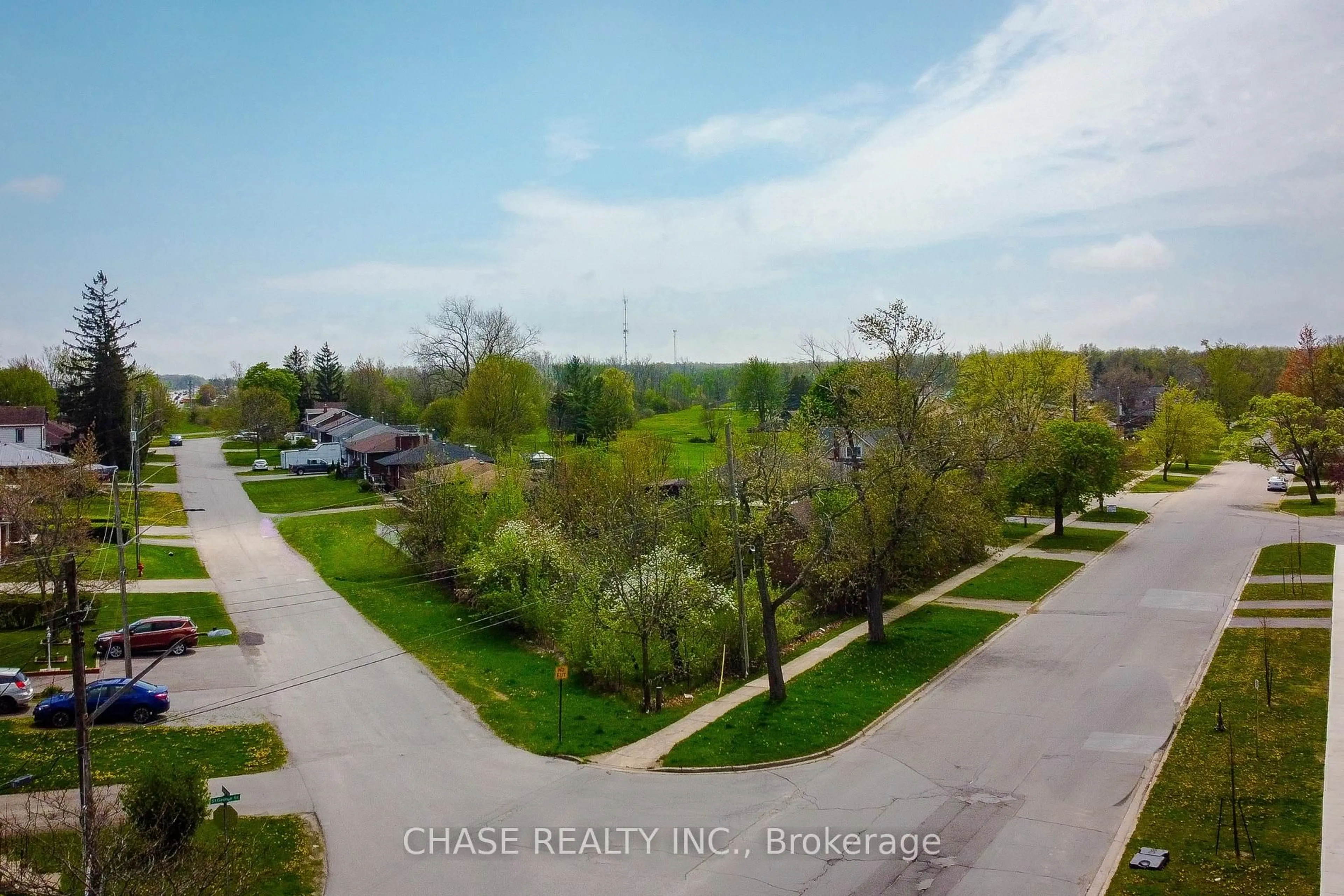 A pic from outside/outdoor area/front of a property/back of a property/a pic from drone, water/lake/river/ocean view for 81 Saint George St, Welland Ontario L3C 5N3