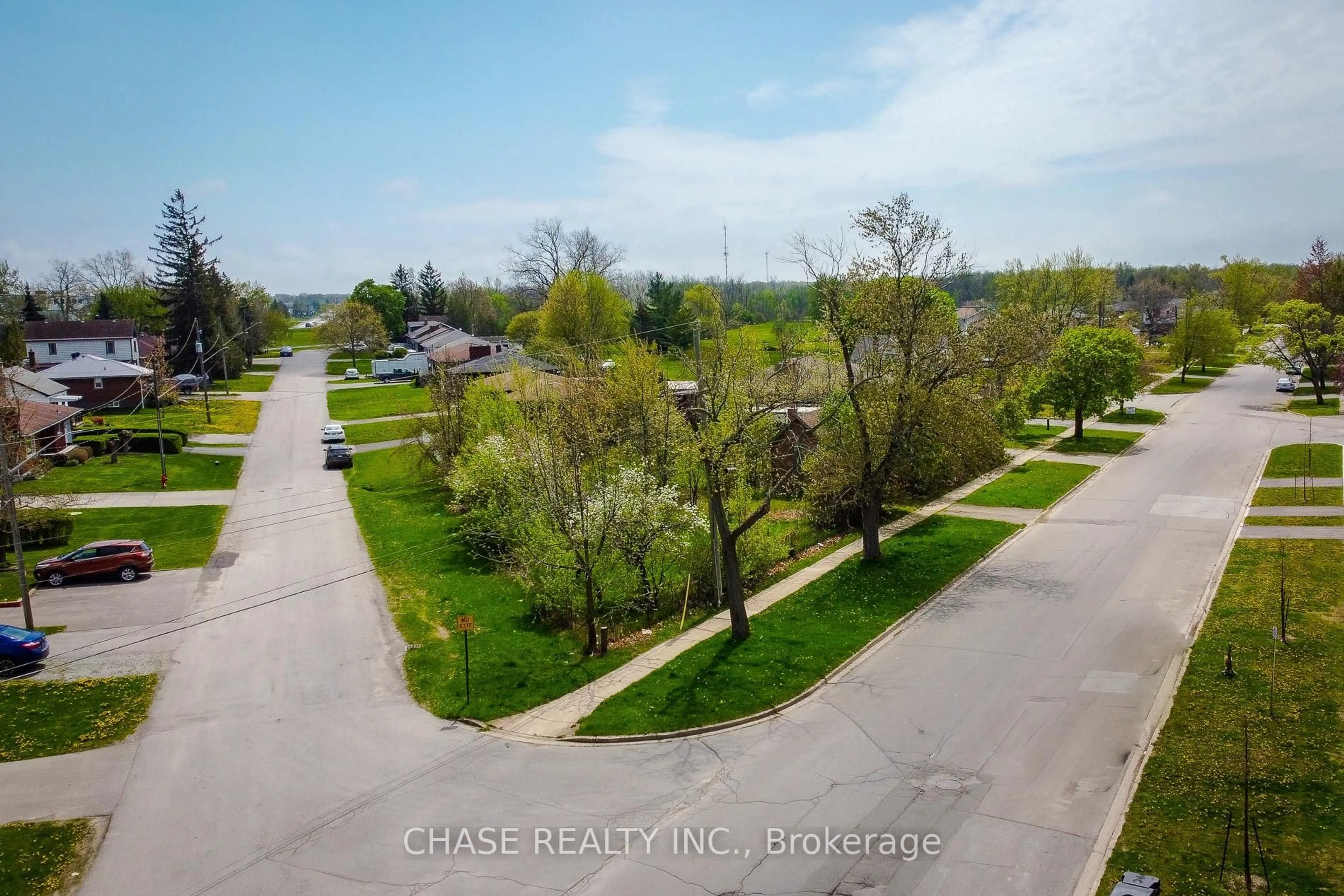 A pic from outside/outdoor area/front of a property/back of a property/a pic from drone, unknown for 81 Saint George St, Welland Ontario L3C 5N3