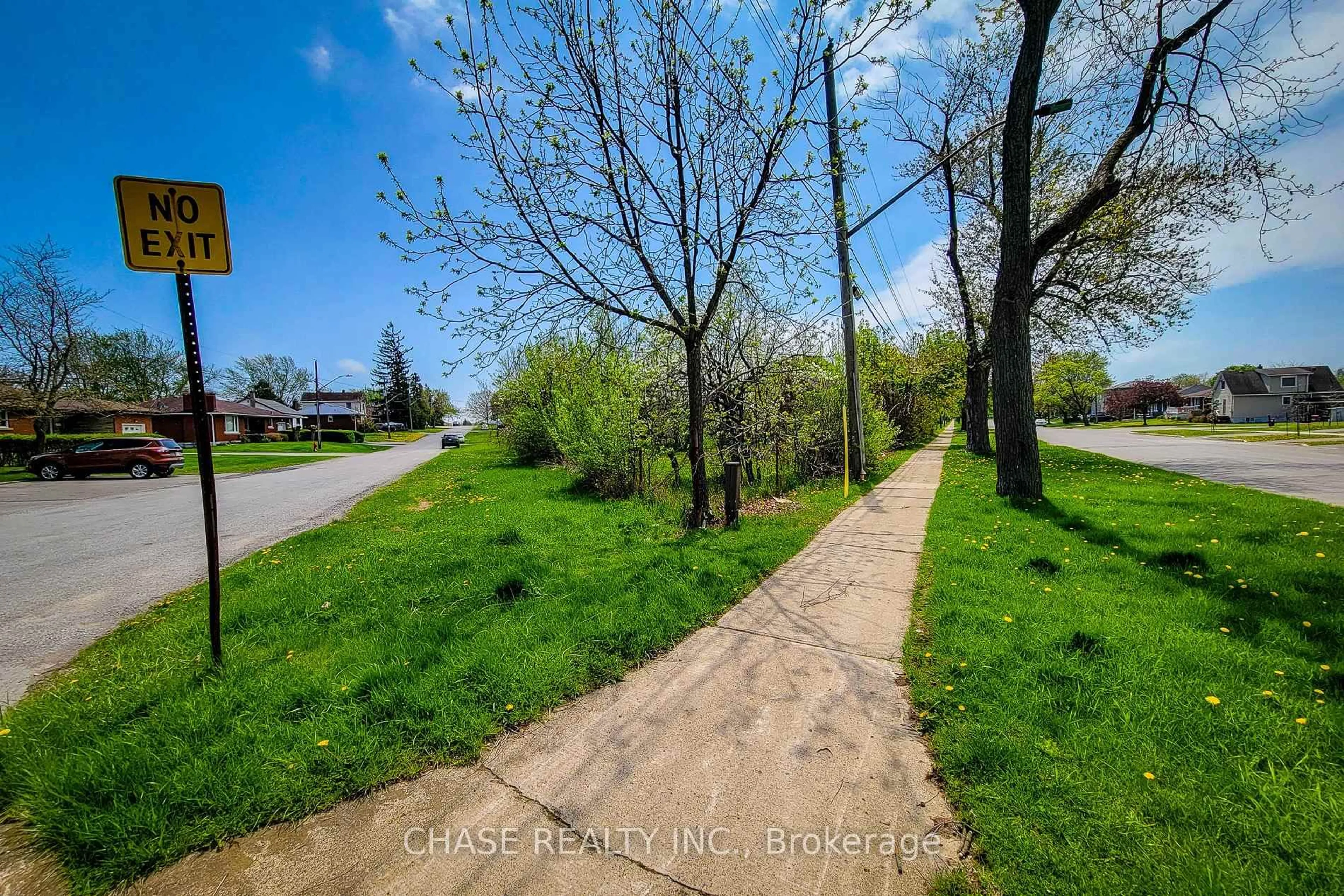 A pic from outside/outdoor area/front of a property/back of a property/a pic from drone, street for 81 Saint George St, Welland Ontario L3C 5N3