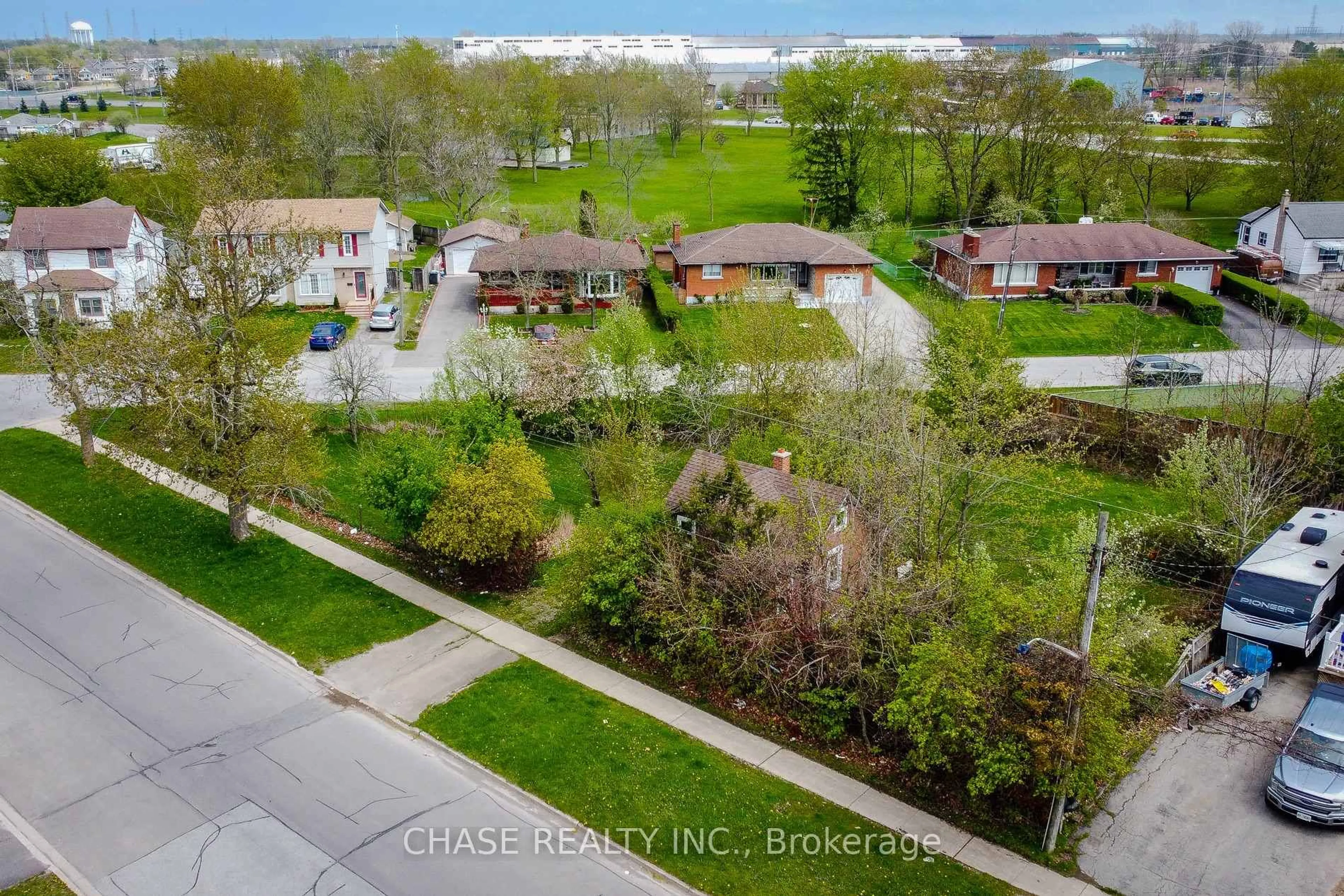 A pic from outside/outdoor area/front of a property/back of a property/a pic from drone, water/lake/river/ocean view for 81 Saint George St, Welland Ontario L3C 5N3