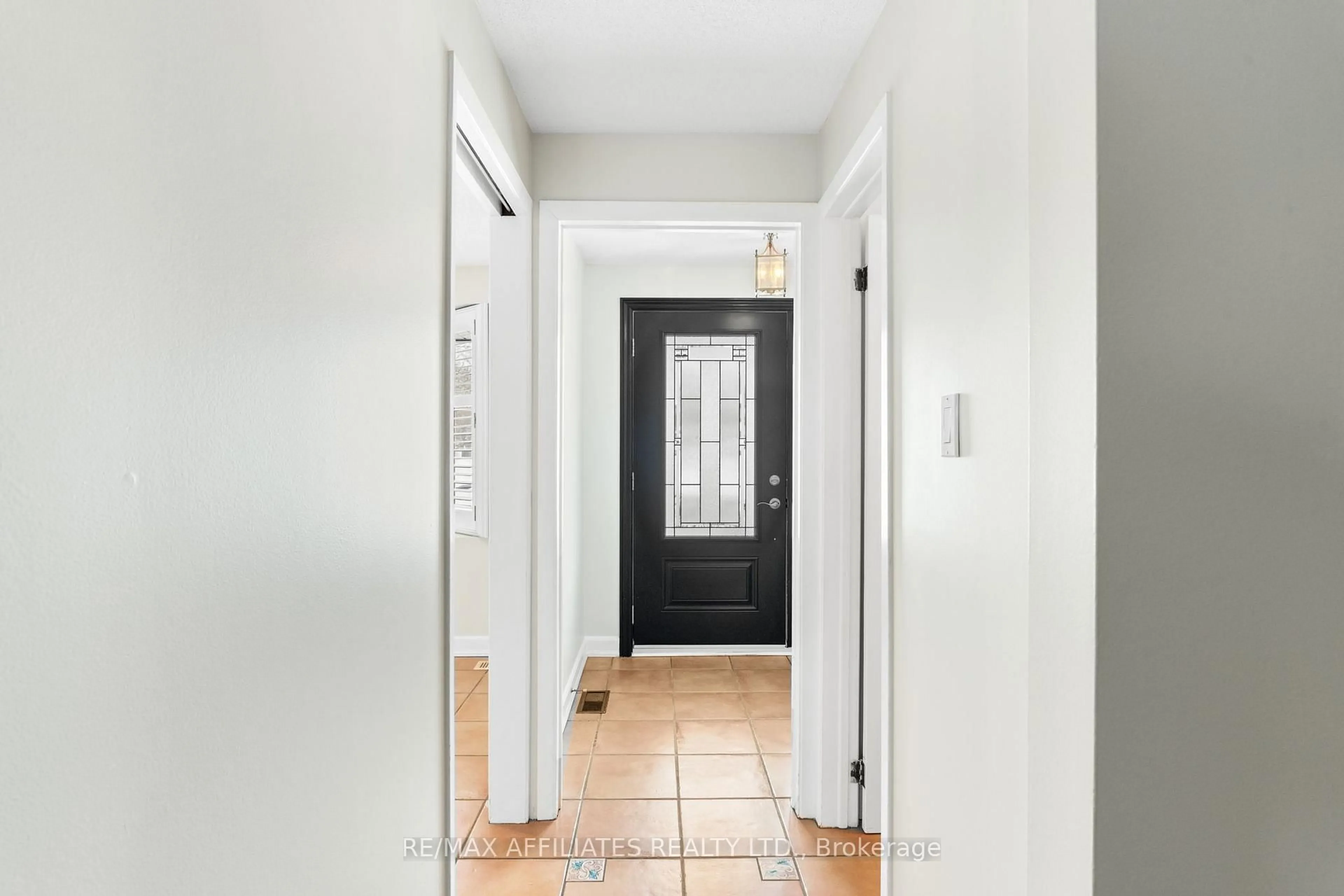 Indoor entryway for 58 Lindhurst Cres, Ottawa Ontario K2G 0T7