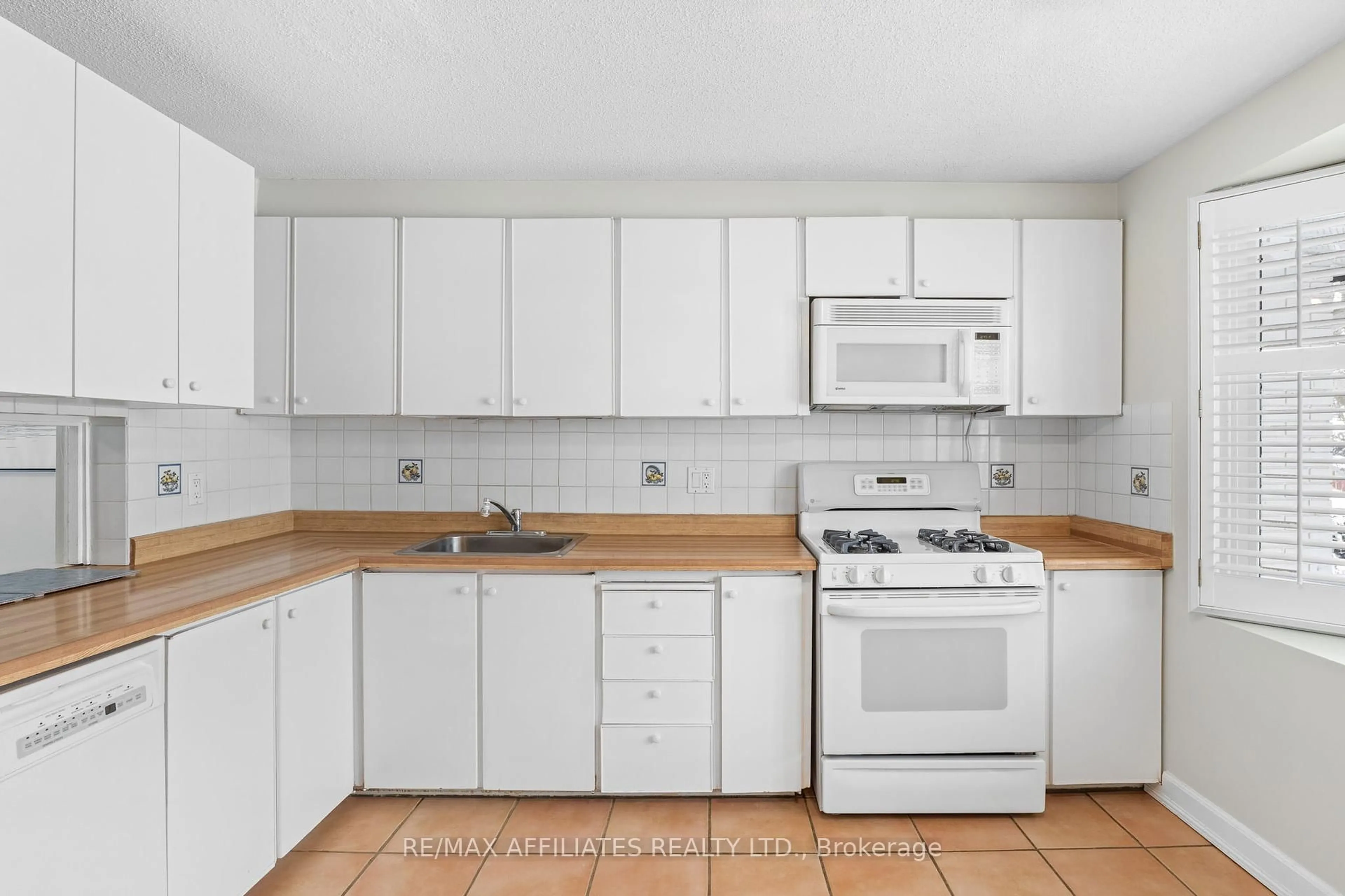 Standard kitchen, unknown for 58 Lindhurst Cres, Ottawa Ontario K2G 0T7