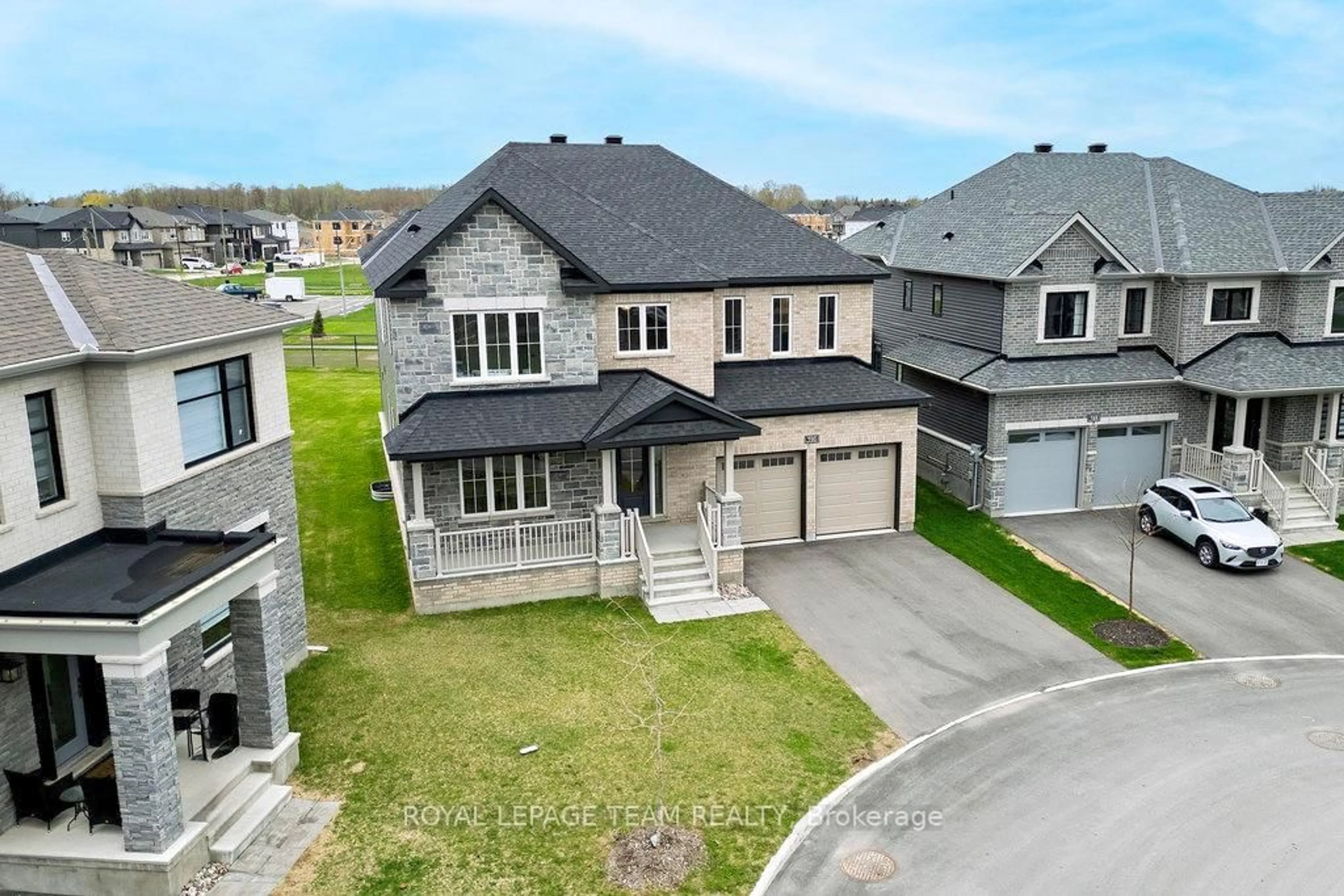A pic from outside/outdoor area/front of a property/back of a property/a pic from drone, street for 590 ANCHOR Circ, Ottawa Ontario K4M 0X4