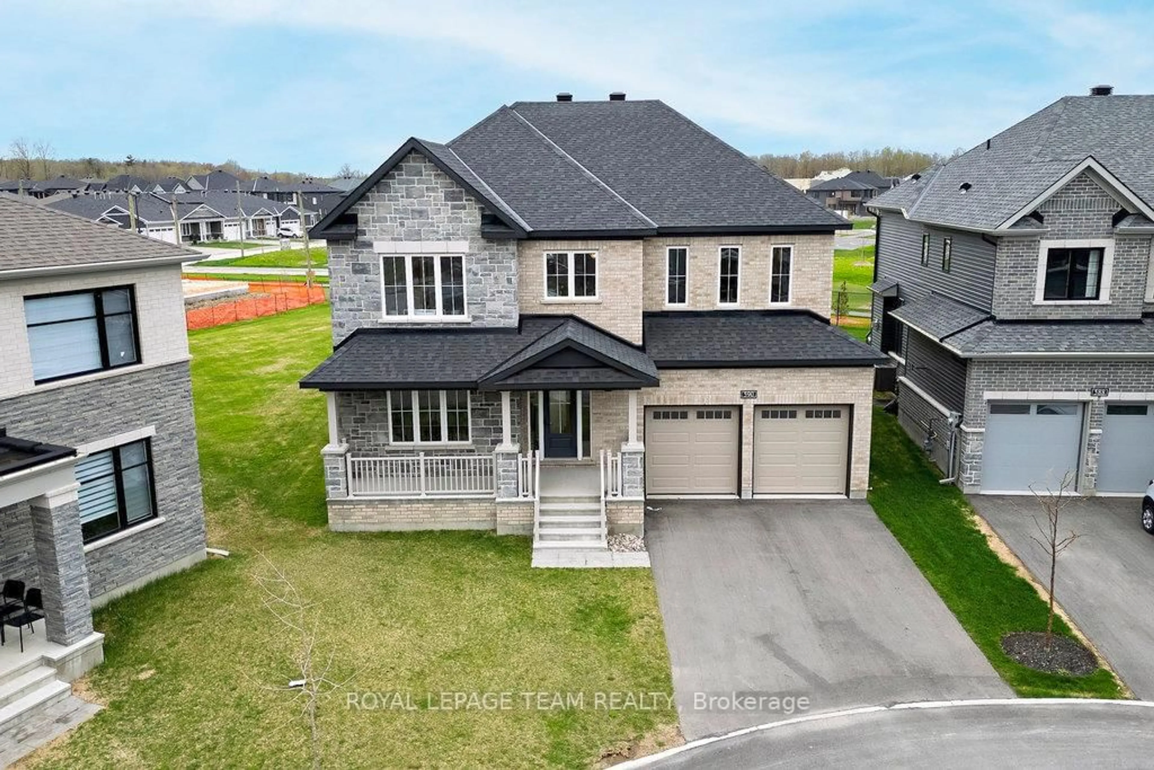 A pic from outside/outdoor area/front of a property/back of a property/a pic from drone, building for 590 ANCHOR Circ, Ottawa Ontario K4M 0X4