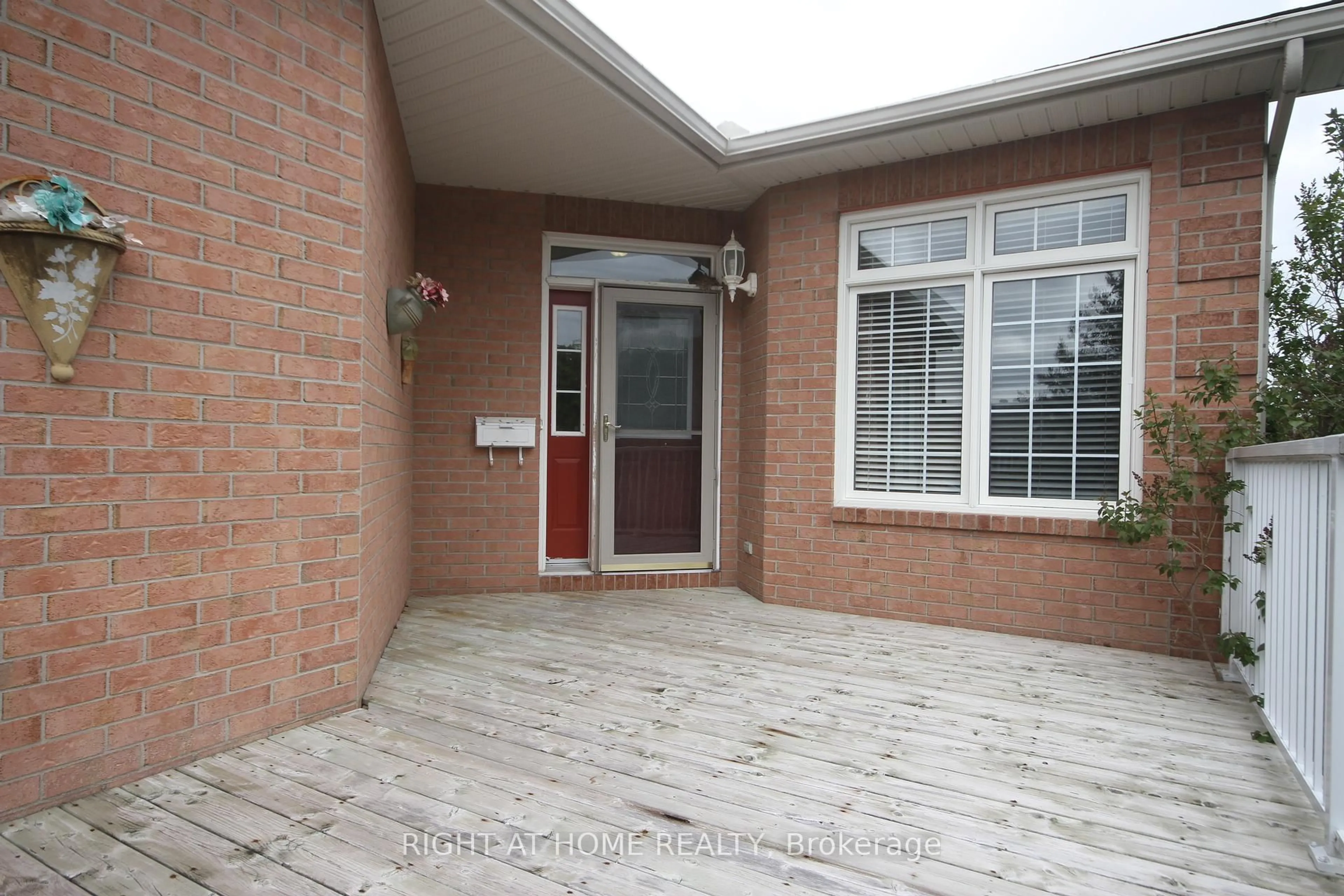 Unknown for 1 Eileen Cres, Stittsville Ontario K2S 1M3