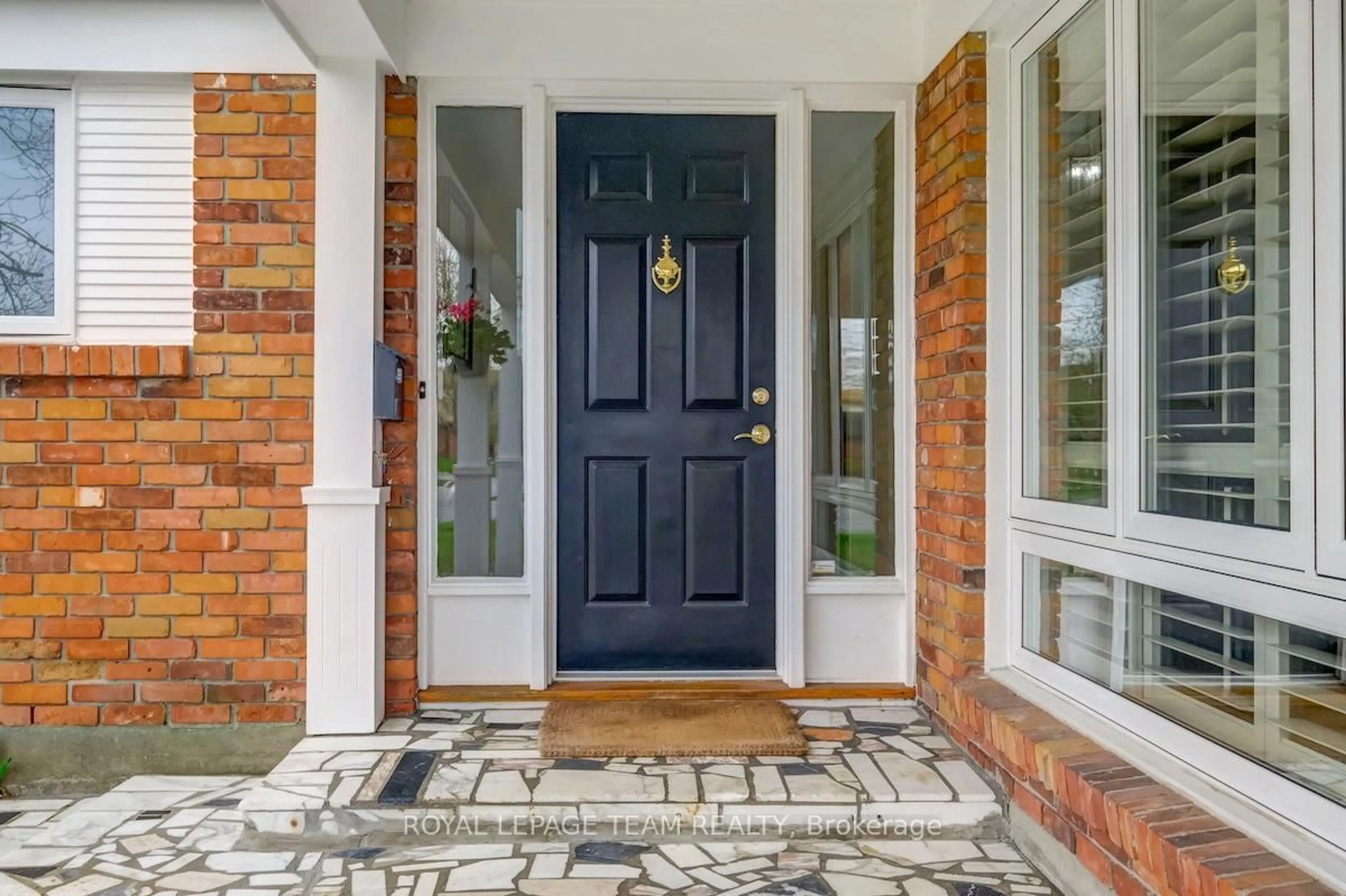 Indoor entryway for 79 Parkland Cres, Ottawa Ontario K2H 7V9