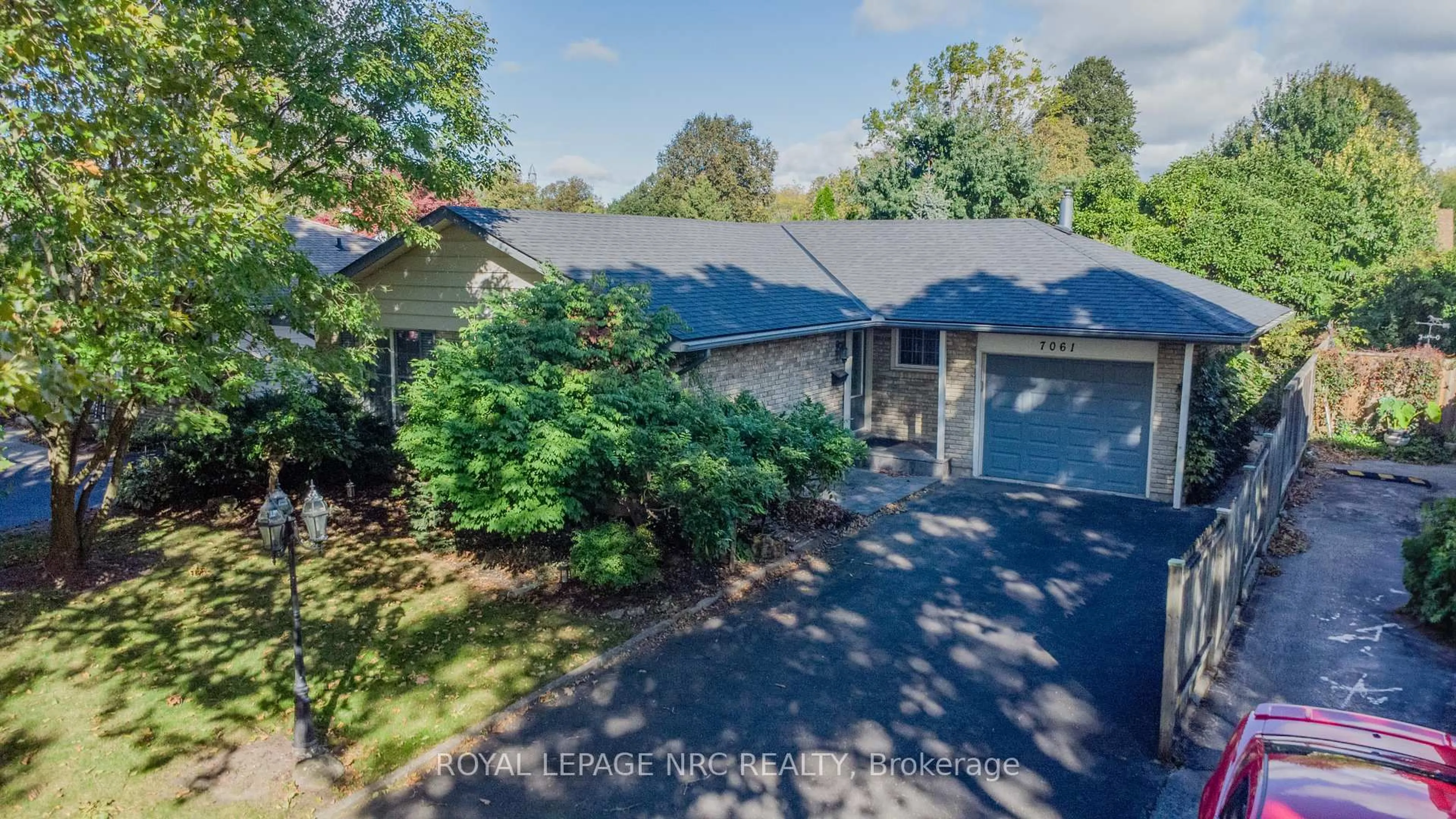 A pic from outside/outdoor area/front of a property/back of a property/a pic from drone, water/lake/river/ocean view for 7061 Dolphin St, Niagara Falls Ontario L2E 6Y3