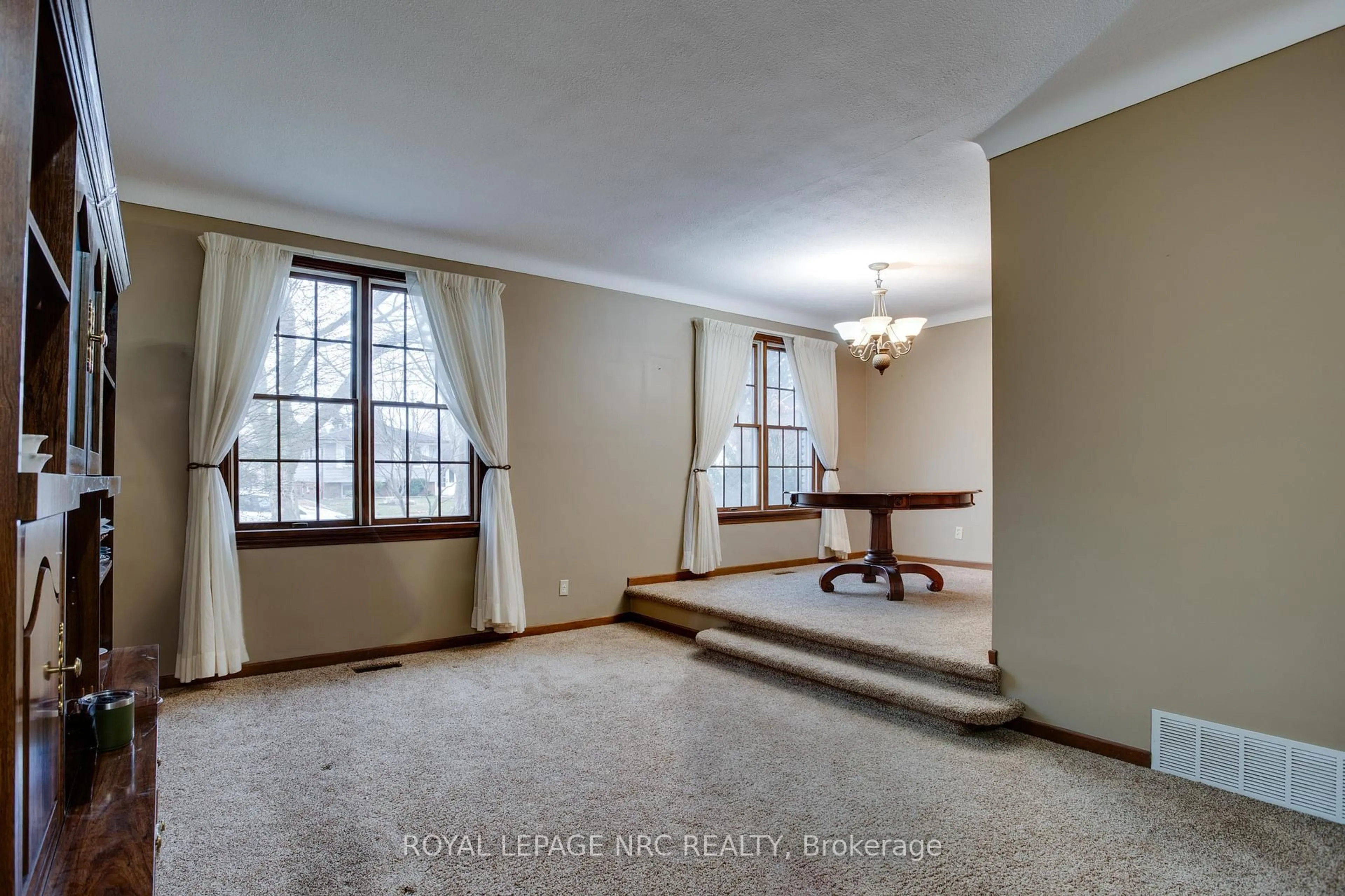 A pic of a room for 7061 Dolphin St, Niagara Falls Ontario L2E 6Y3