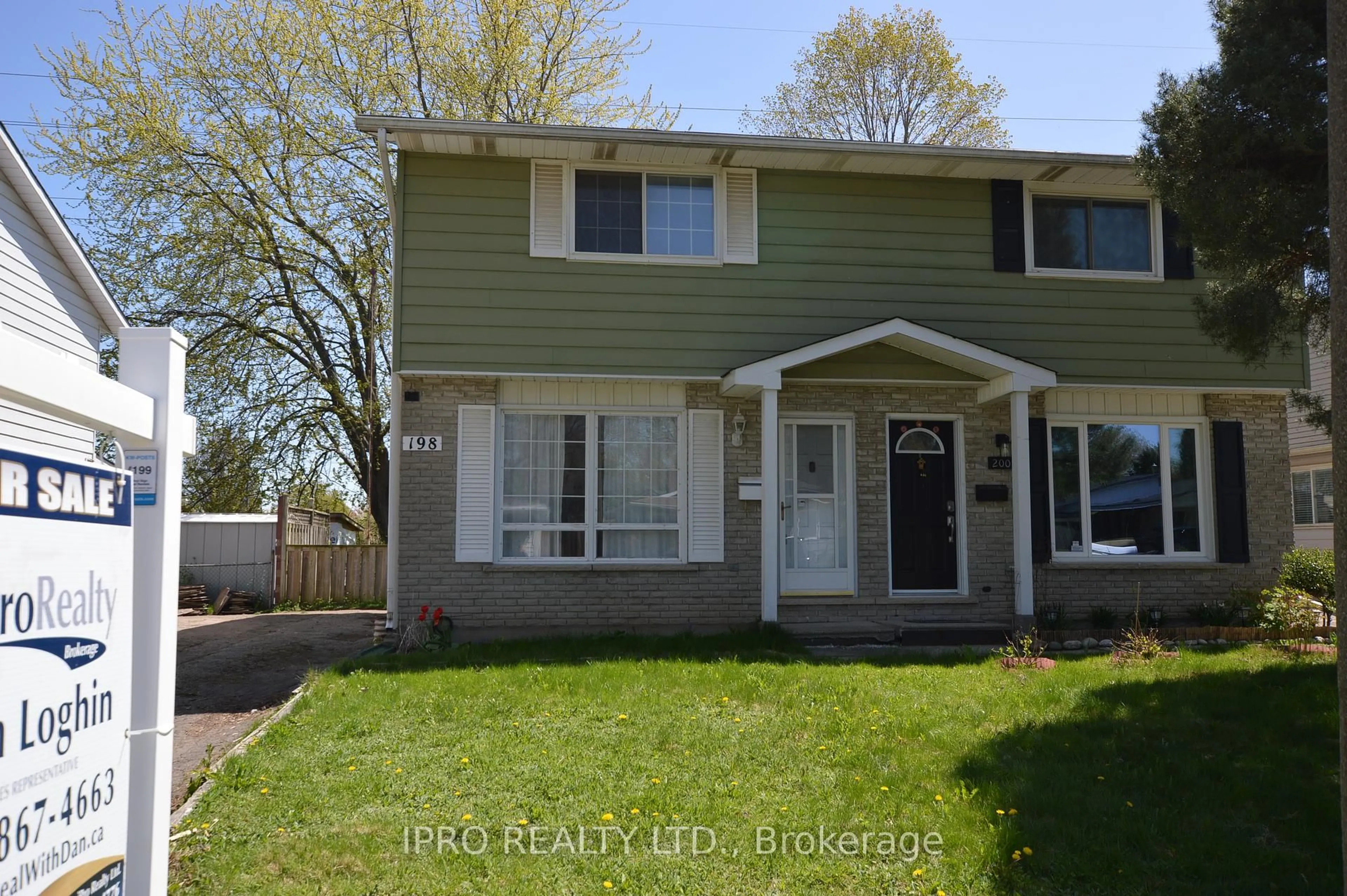 Home with vinyl exterior material, street for 198 Pinedale Dr, Kitchener Ontario N2E 1K3
