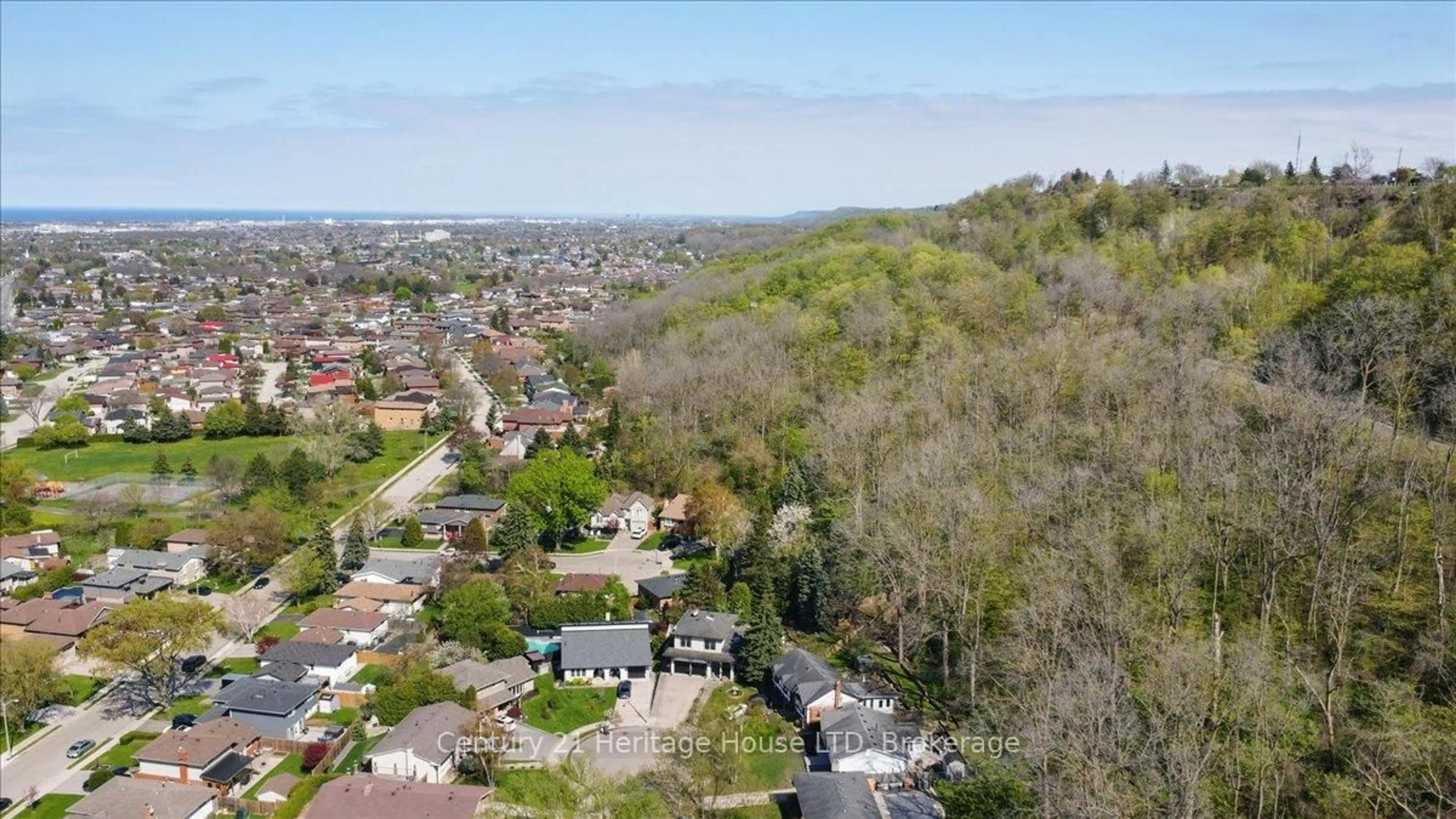 A pic from outside/outdoor area/front of a property/back of a property/a pic from drone, unknown for 38 Palm Crt, Hamilton Ontario L8G 2T7