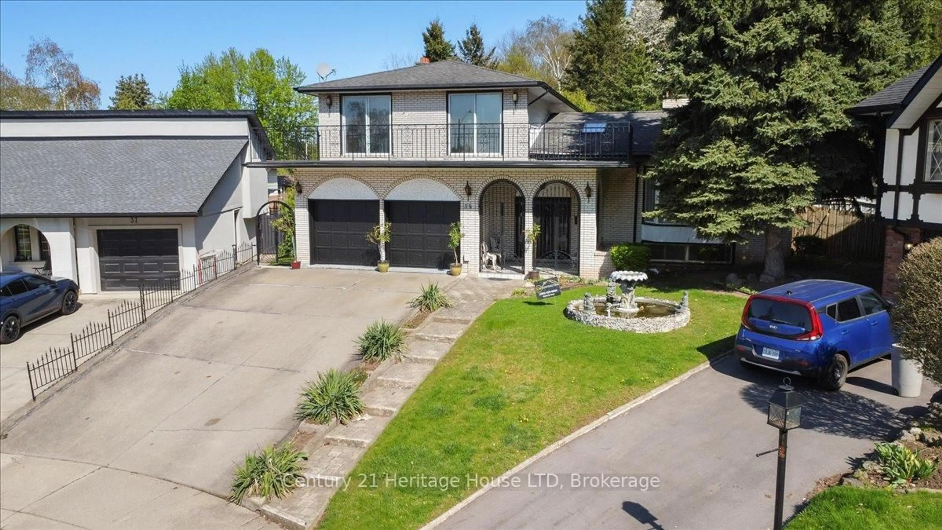 A pic from outside/outdoor area/front of a property/back of a property/a pic from drone, street for 38 Palm Crt, Hamilton Ontario L8G 2T7
