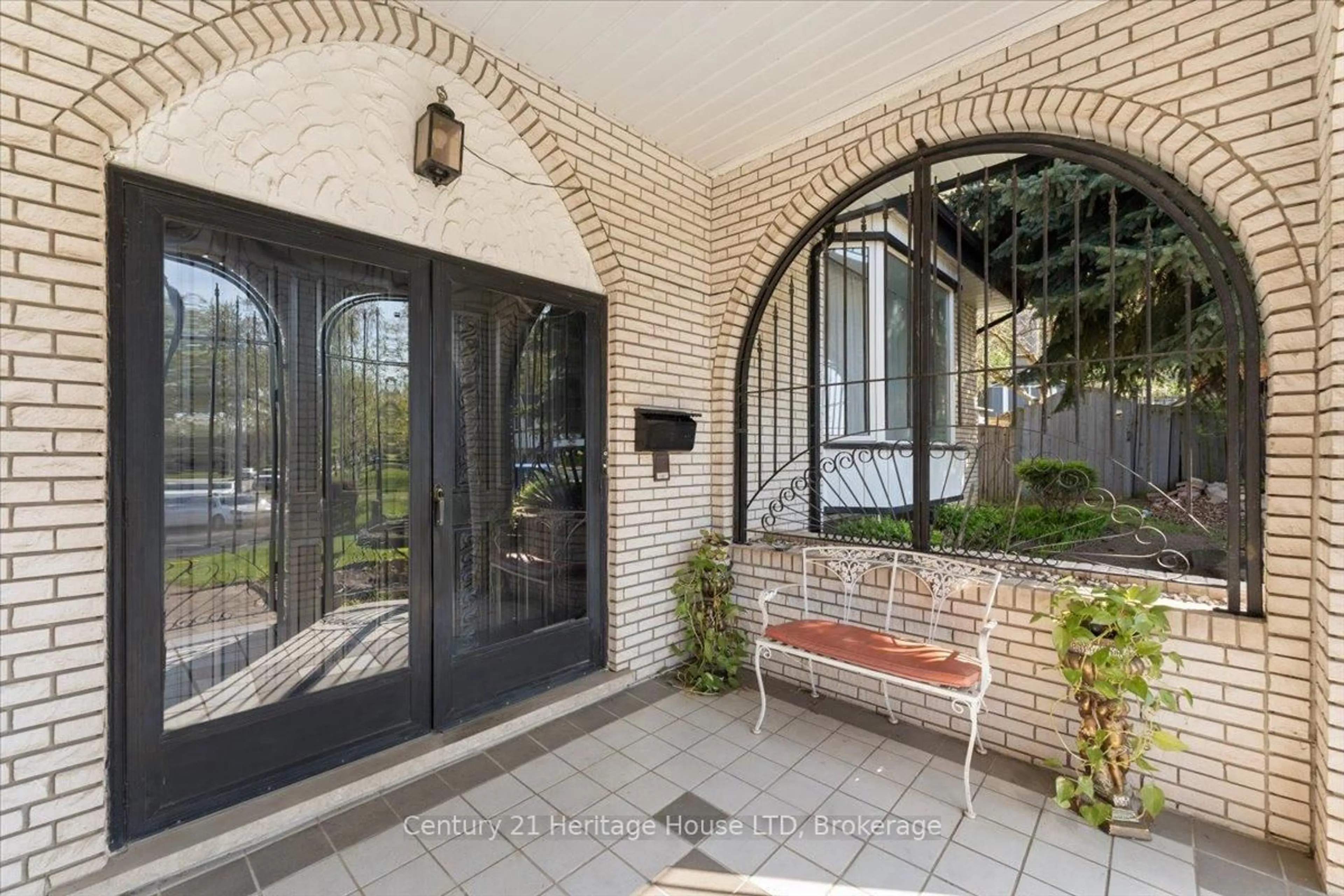 Indoor entryway for 38 Palm Crt, Hamilton Ontario L8G 2T7
