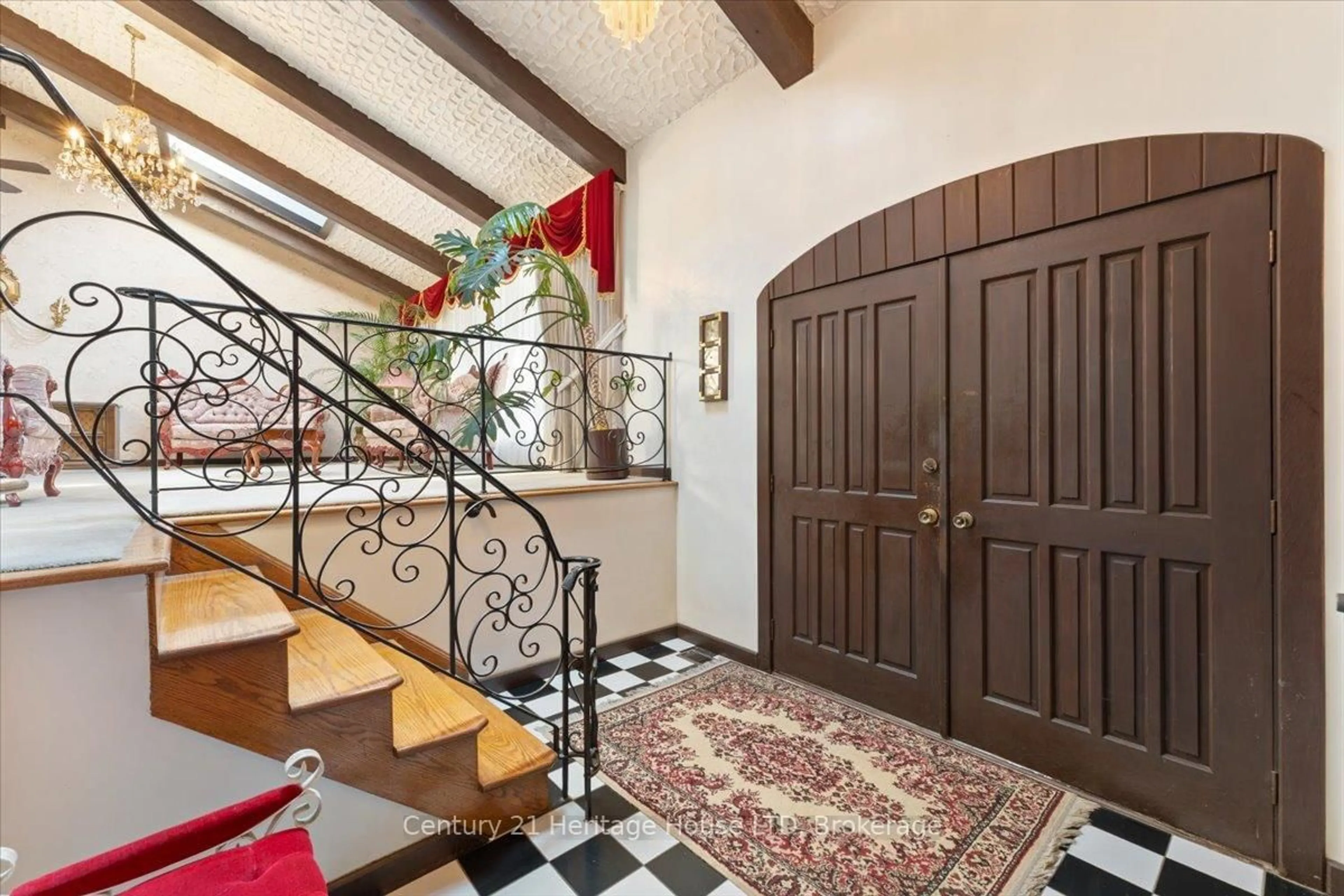 Indoor foyer for 38 Palm Crt, Hamilton Ontario L8G 2T7