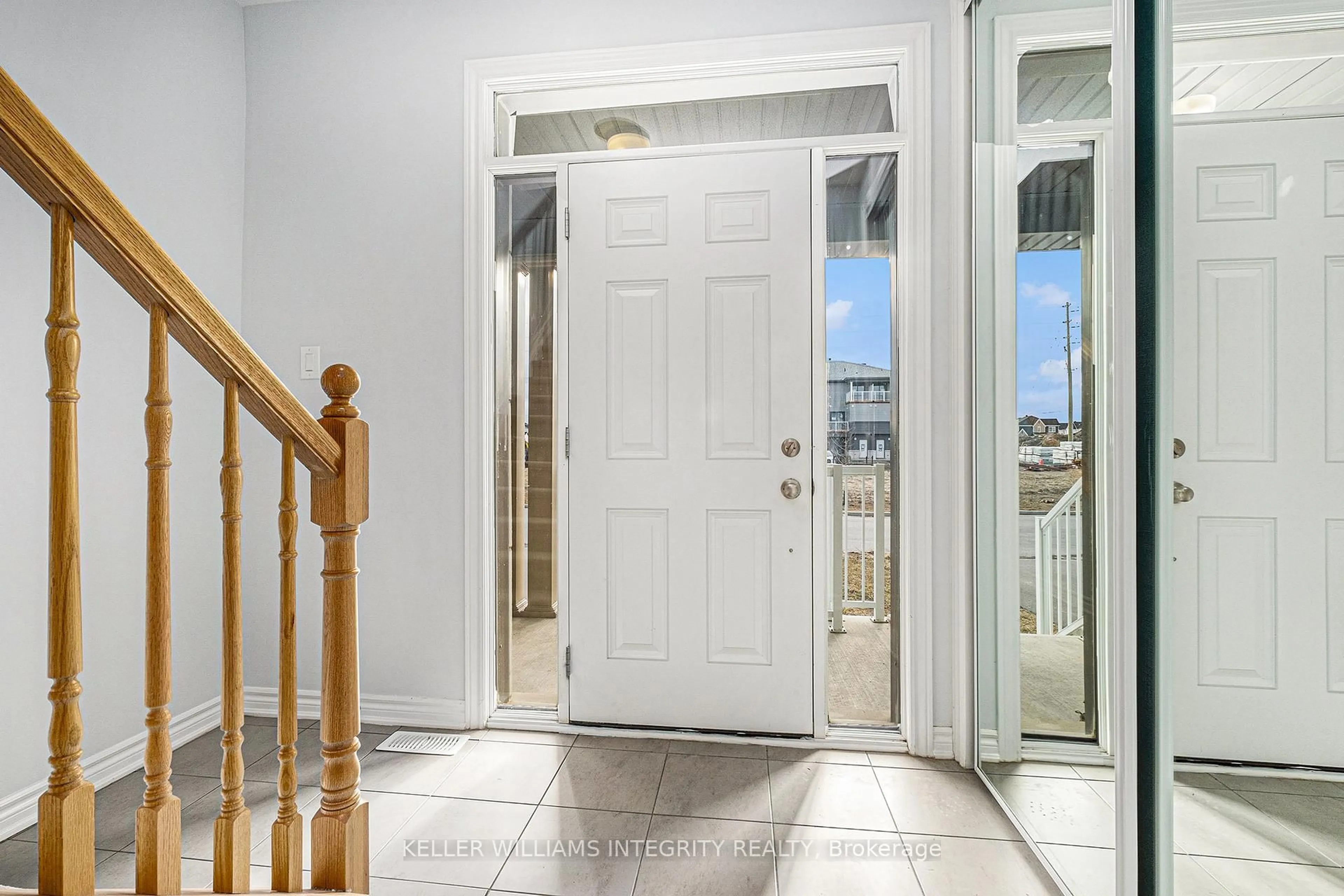 Indoor entryway for 614 Rye Grass Way, Ottawa Ontario K2J 6Z8
