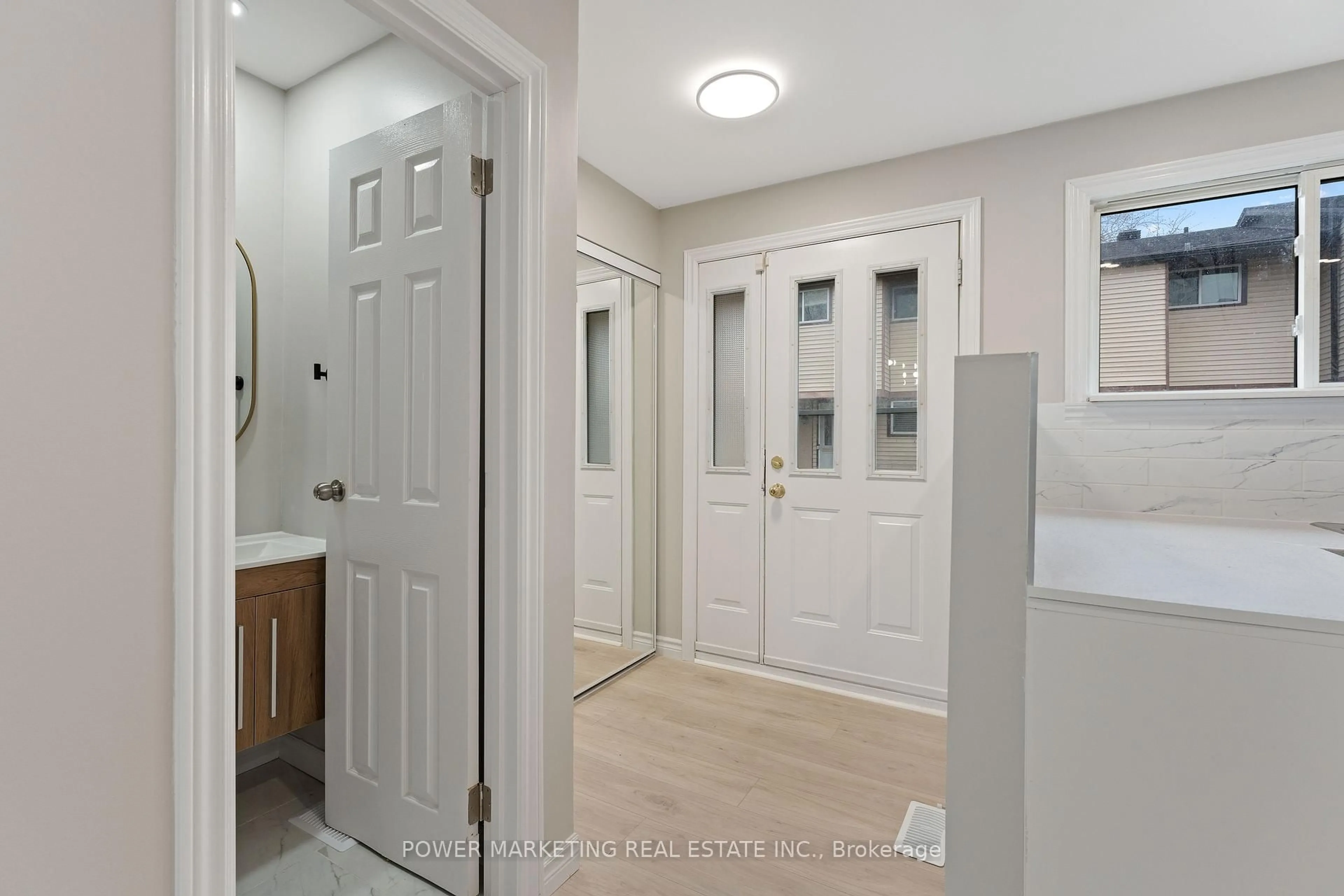 Indoor entryway for 1566 Feather Lane, Ottawa Ontario K1T 1V4