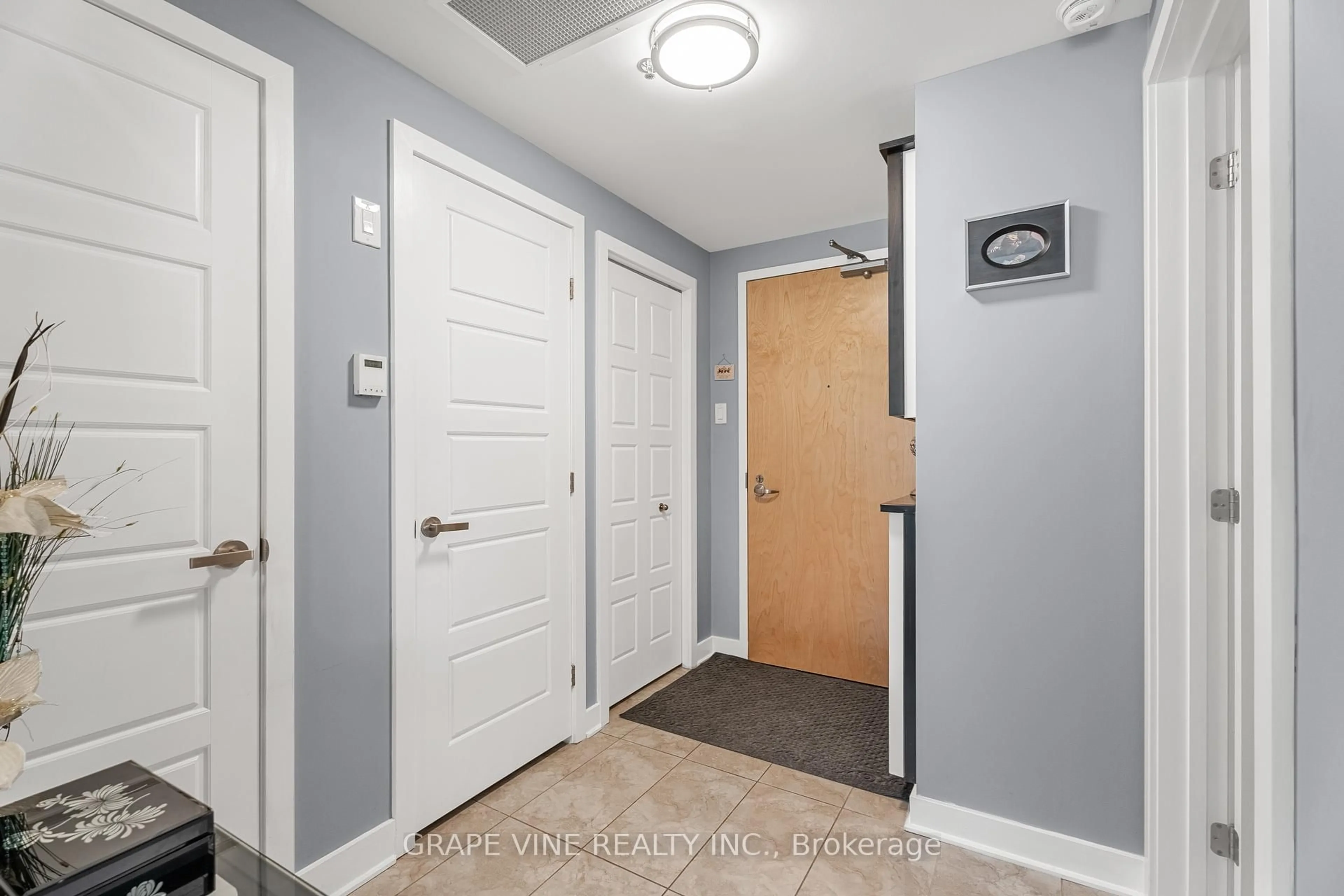 Indoor entryway for 300 Lett St #501, Ottawa Ontario K1R 0A8
