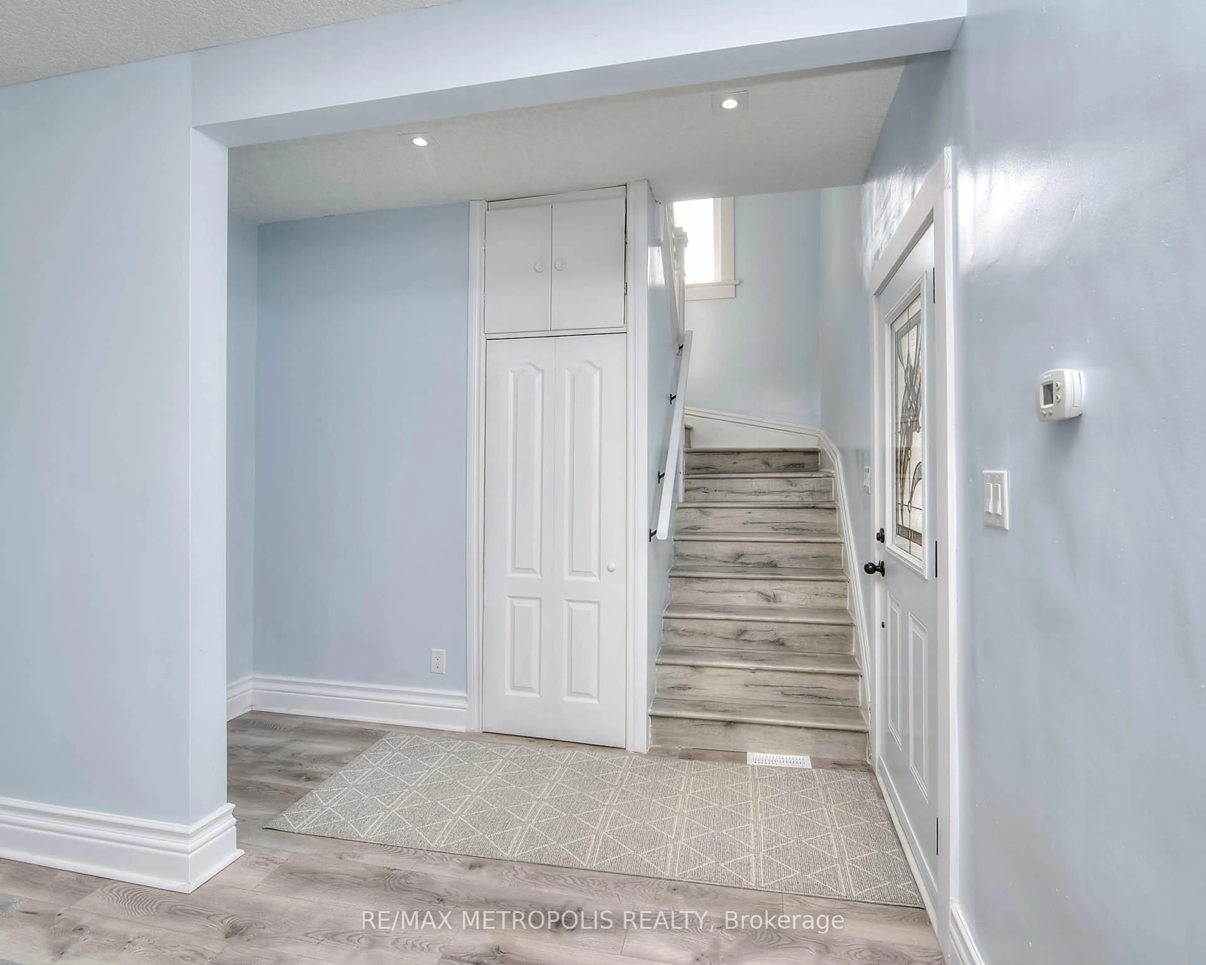 Indoor entryway for 539 Moore St, Cambridge Ontario N3H 3B3