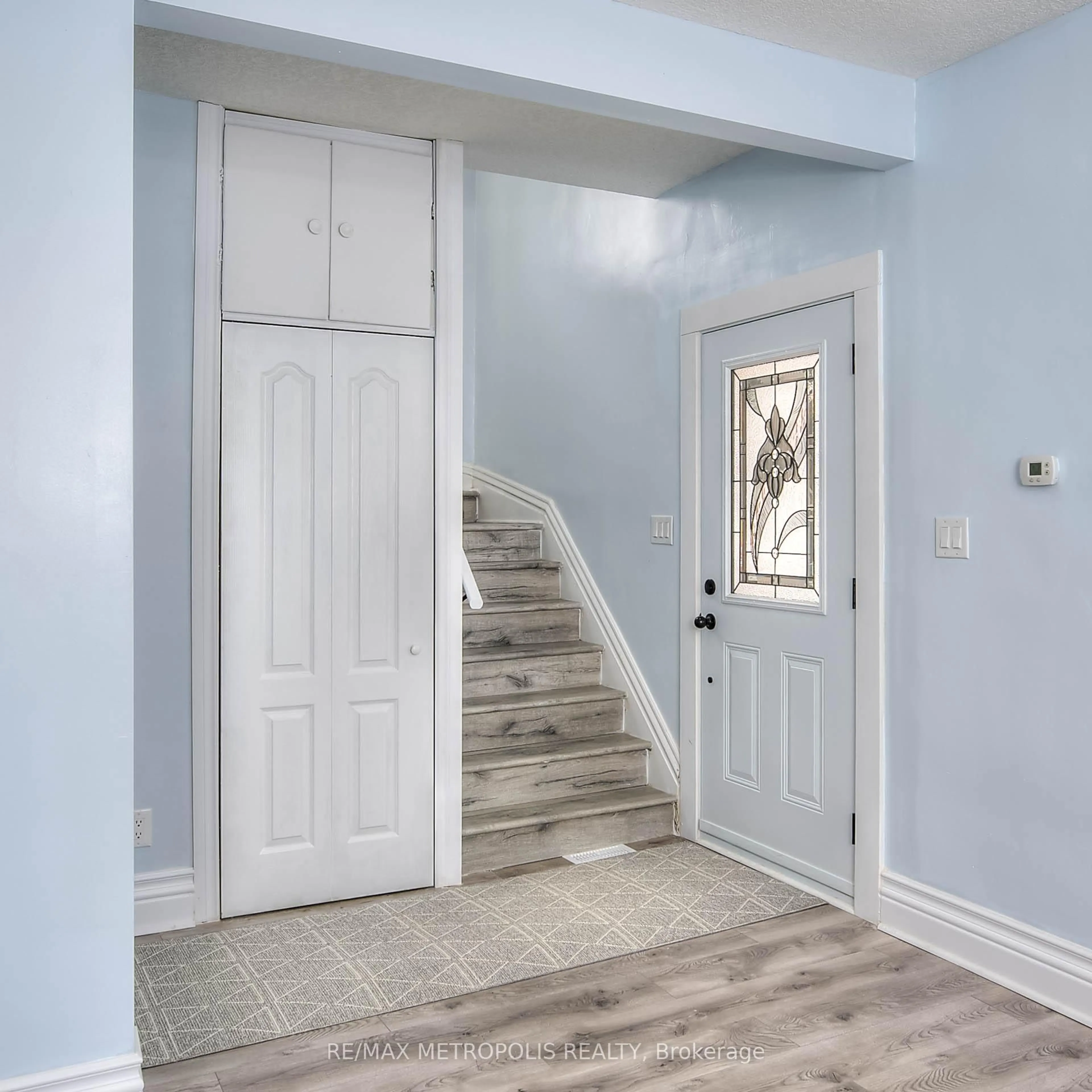 Indoor entryway for 539 Moore St, Cambridge Ontario N3H 3B3