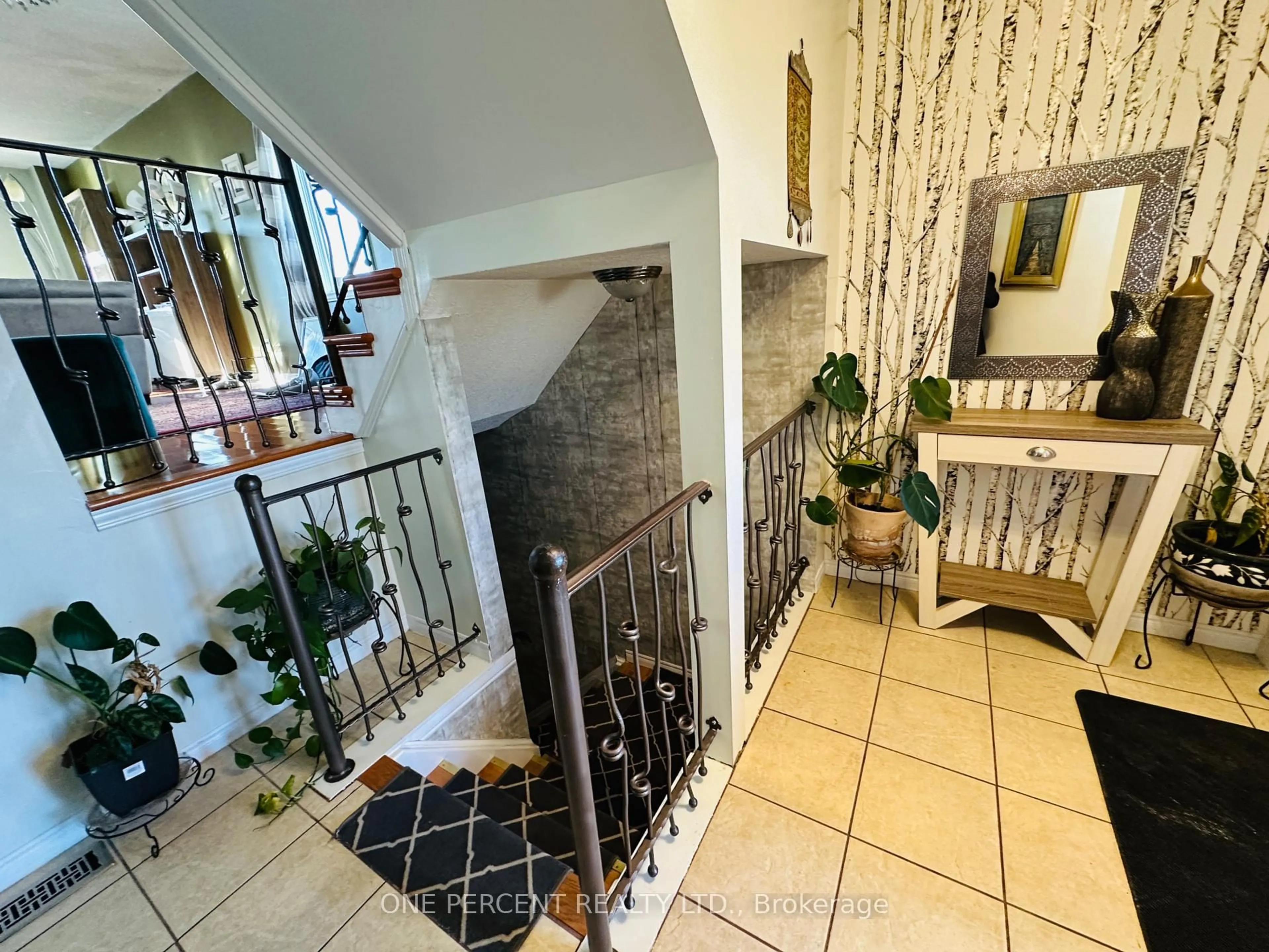 Indoor foyer for 160 Hidden Creek Dr, Kitchener Ontario N2N 3N6