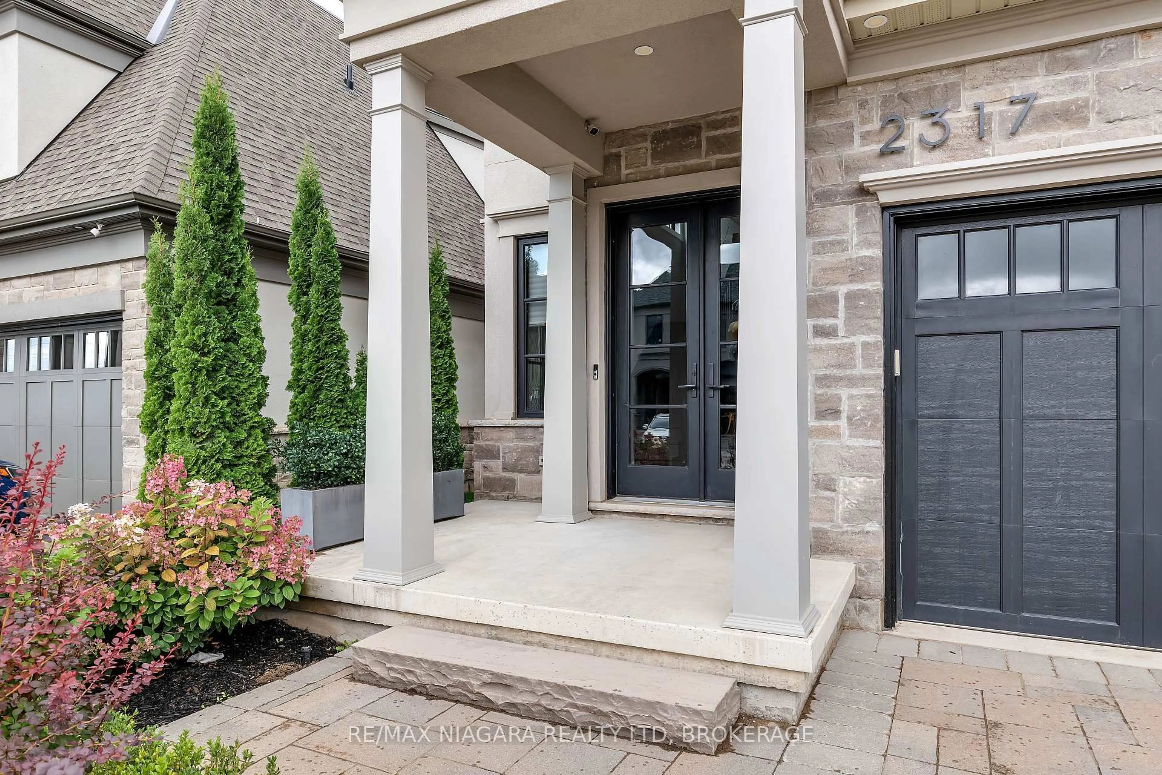 Indoor entryway for 2317 TERRAVITA Dr, Niagara Falls Ontario L2J 0E9