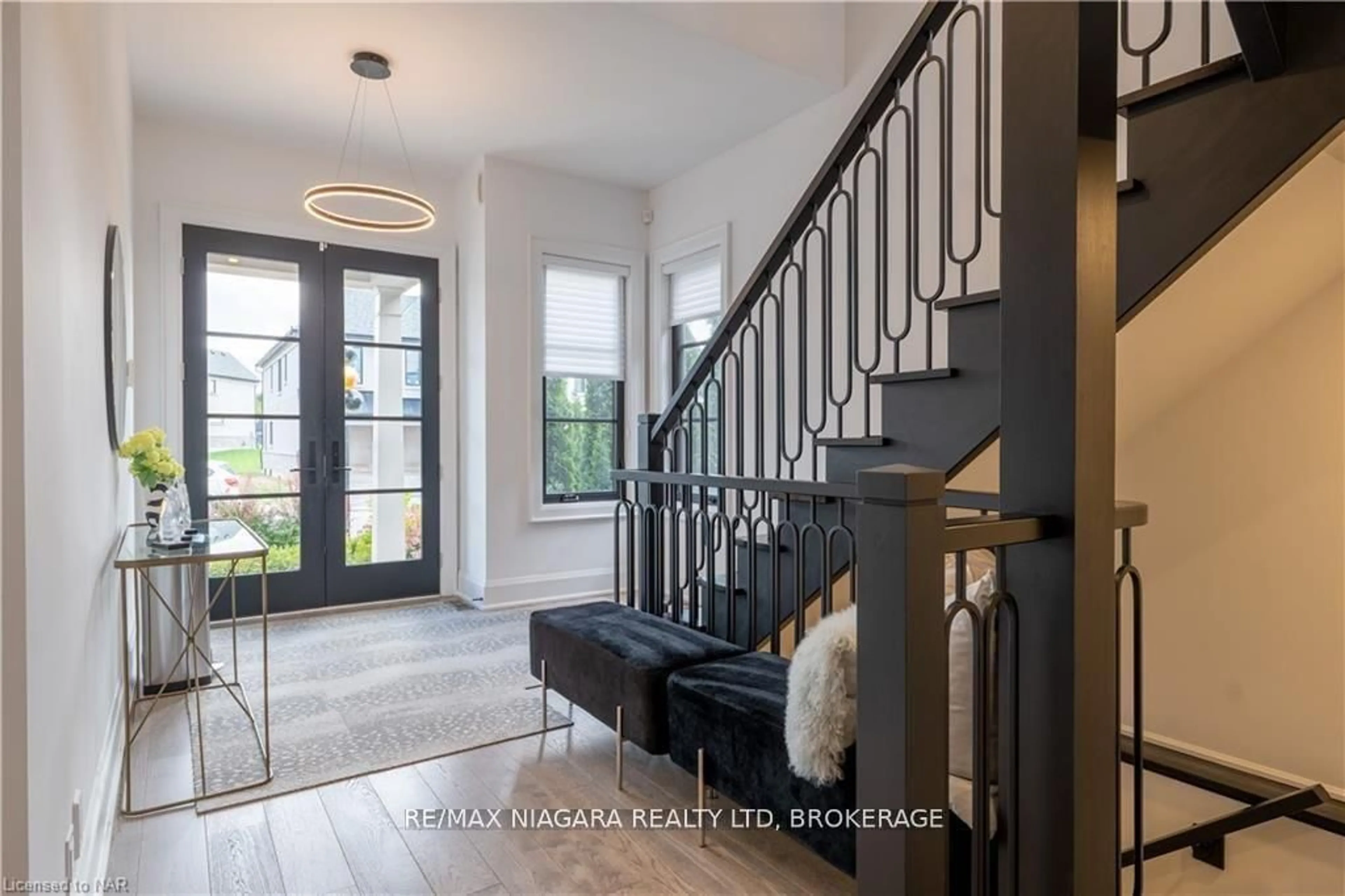 Indoor entryway for 2317 TERRAVITA Dr, Niagara Falls Ontario L2J 0E9