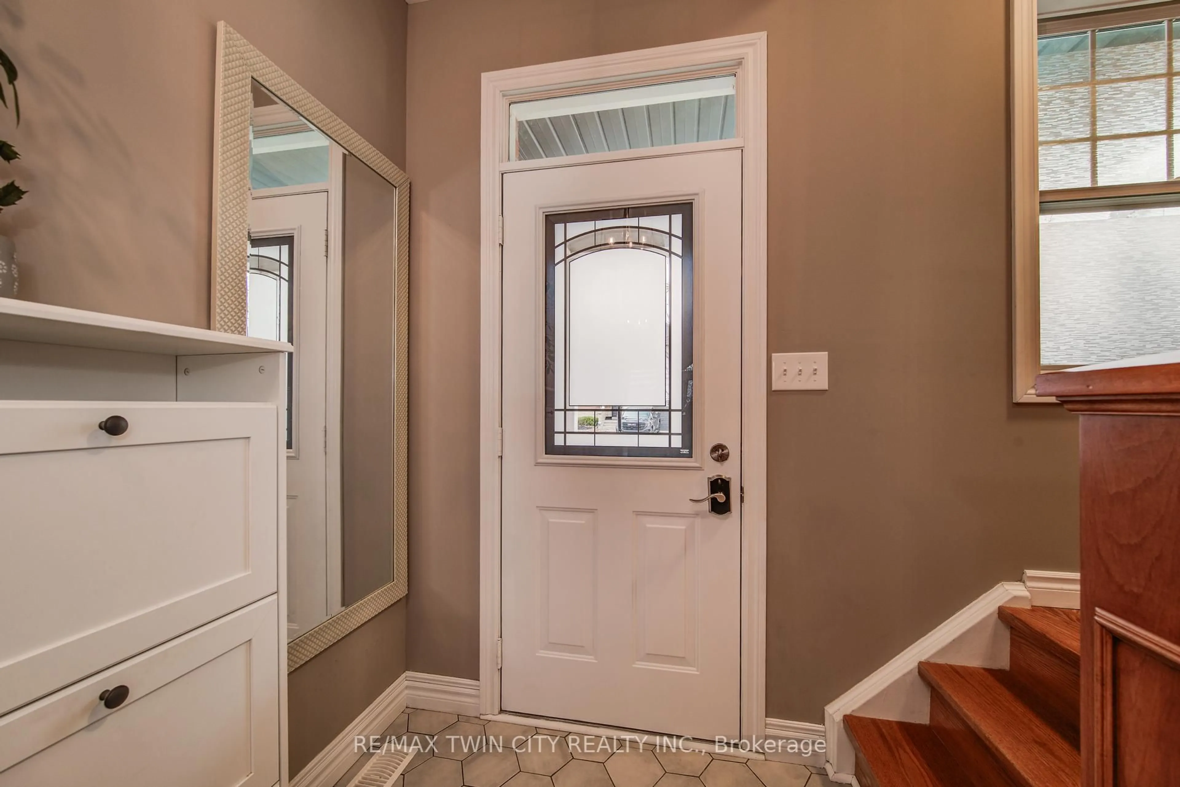 Indoor entryway for 616 Frieburg Dr, Waterloo Ontario N2T 2Y4