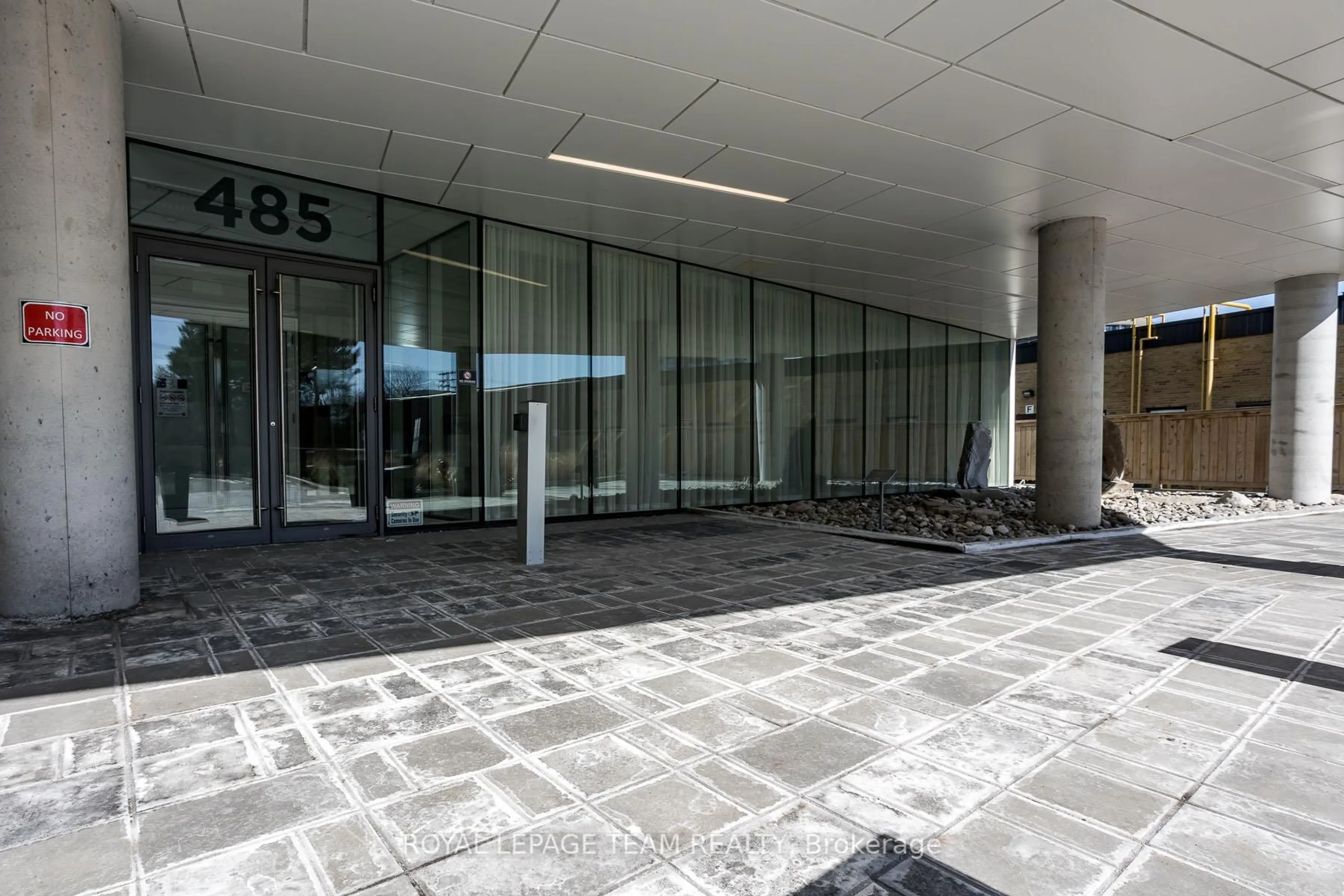 Indoor foyer for 485 Richmond Rd #709, Ottawa Ontario K2A 3W9