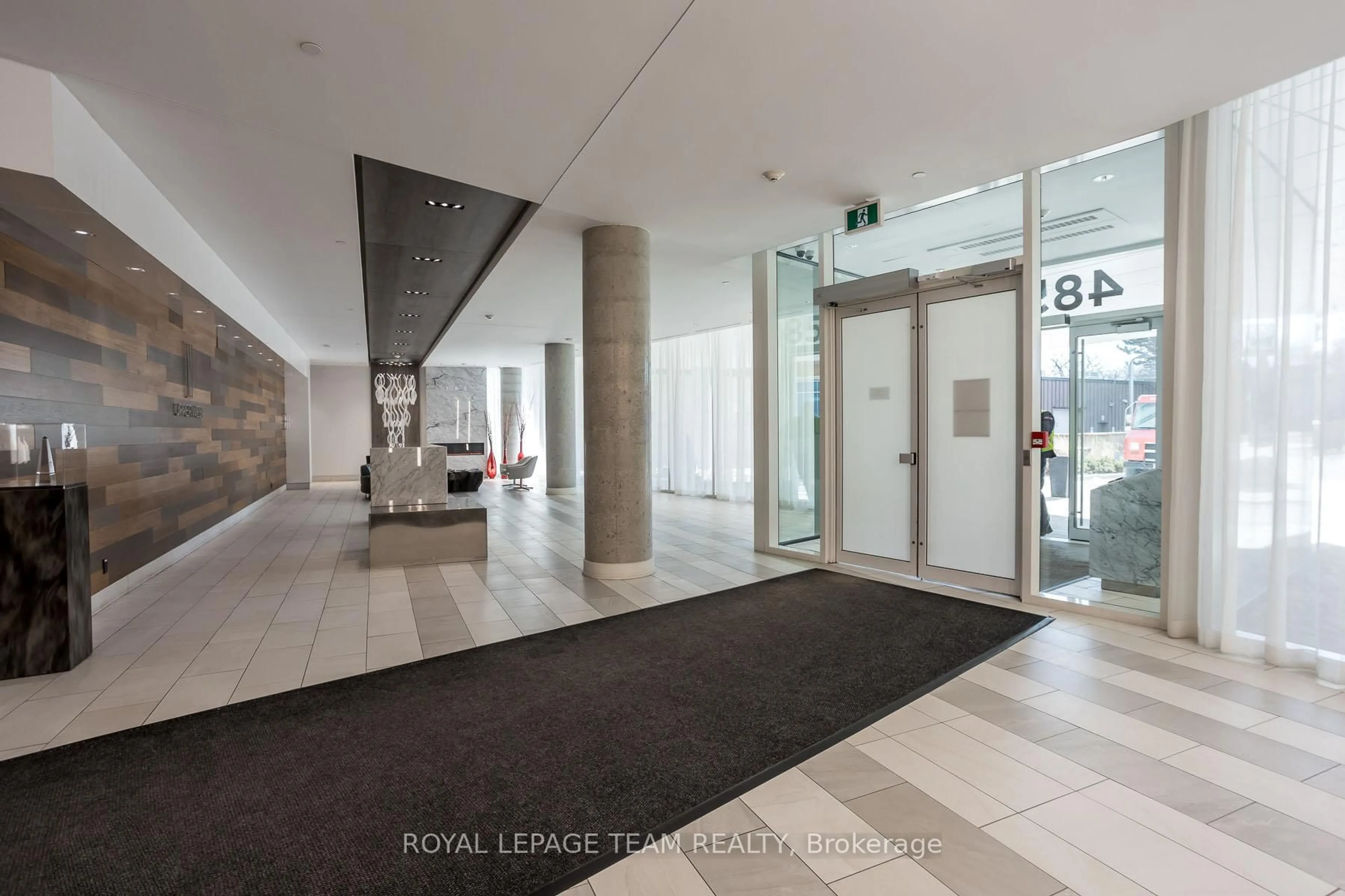 Indoor foyer for 485 Richmond Rd #709, Ottawa Ontario K2A 3W9