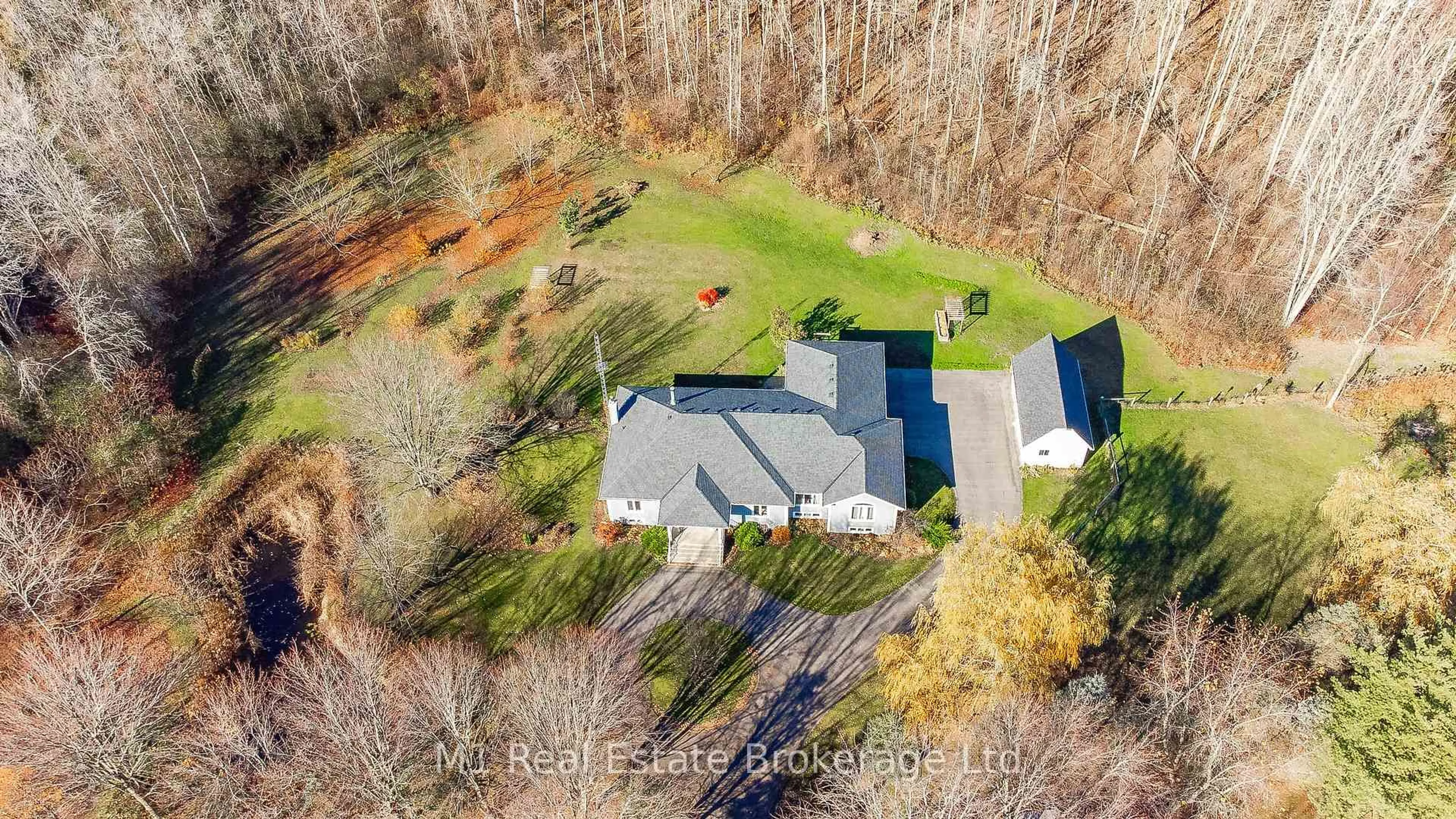 A pic from outside/outdoor area/front of a property/back of a property/a pic from drone, unknown for 7610 Wellington Road 51 Rd, Guelph/Eramosa Ontario N1H 6J2